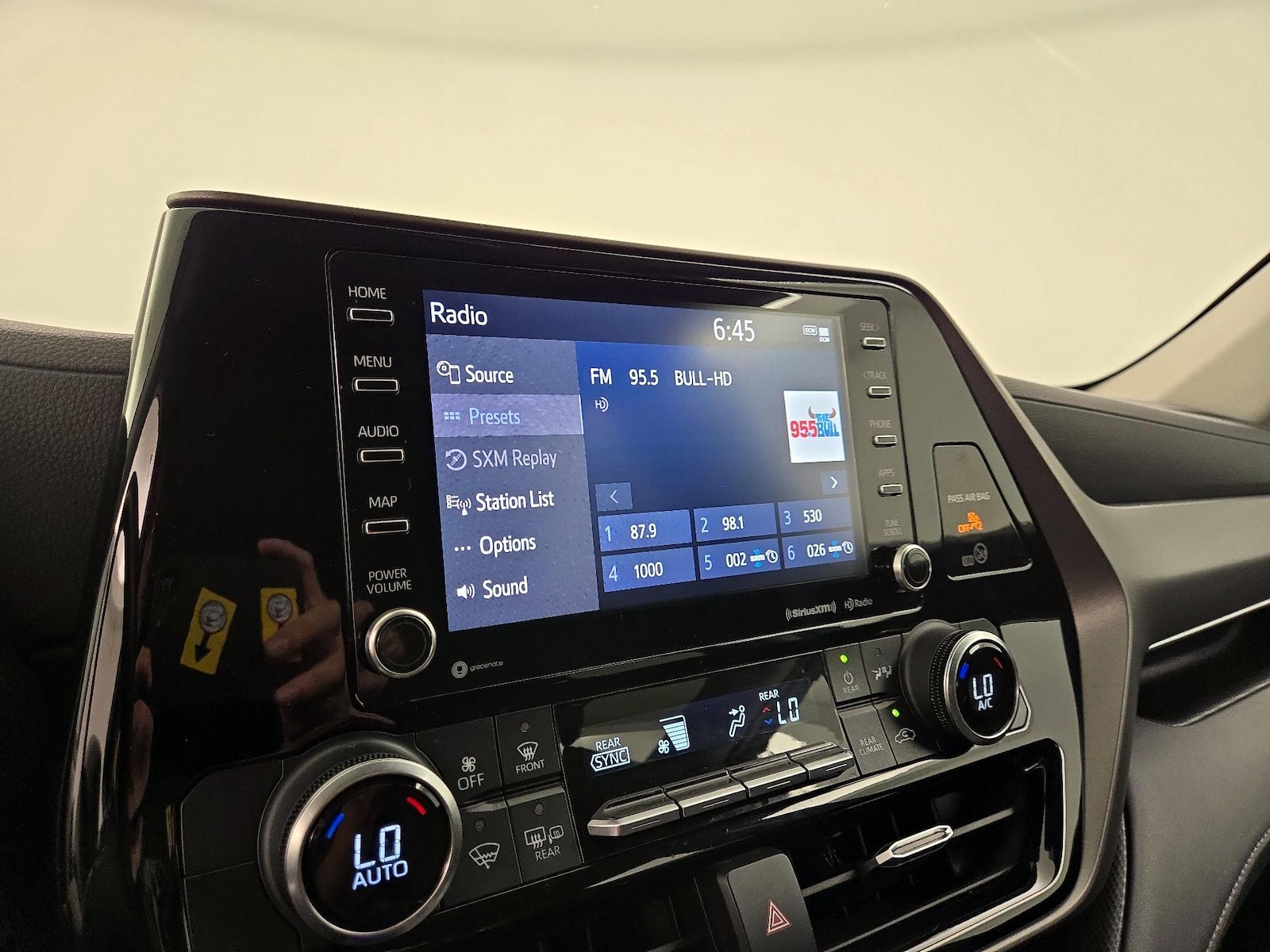 2022 Toyota Highlander LE - Photo 16