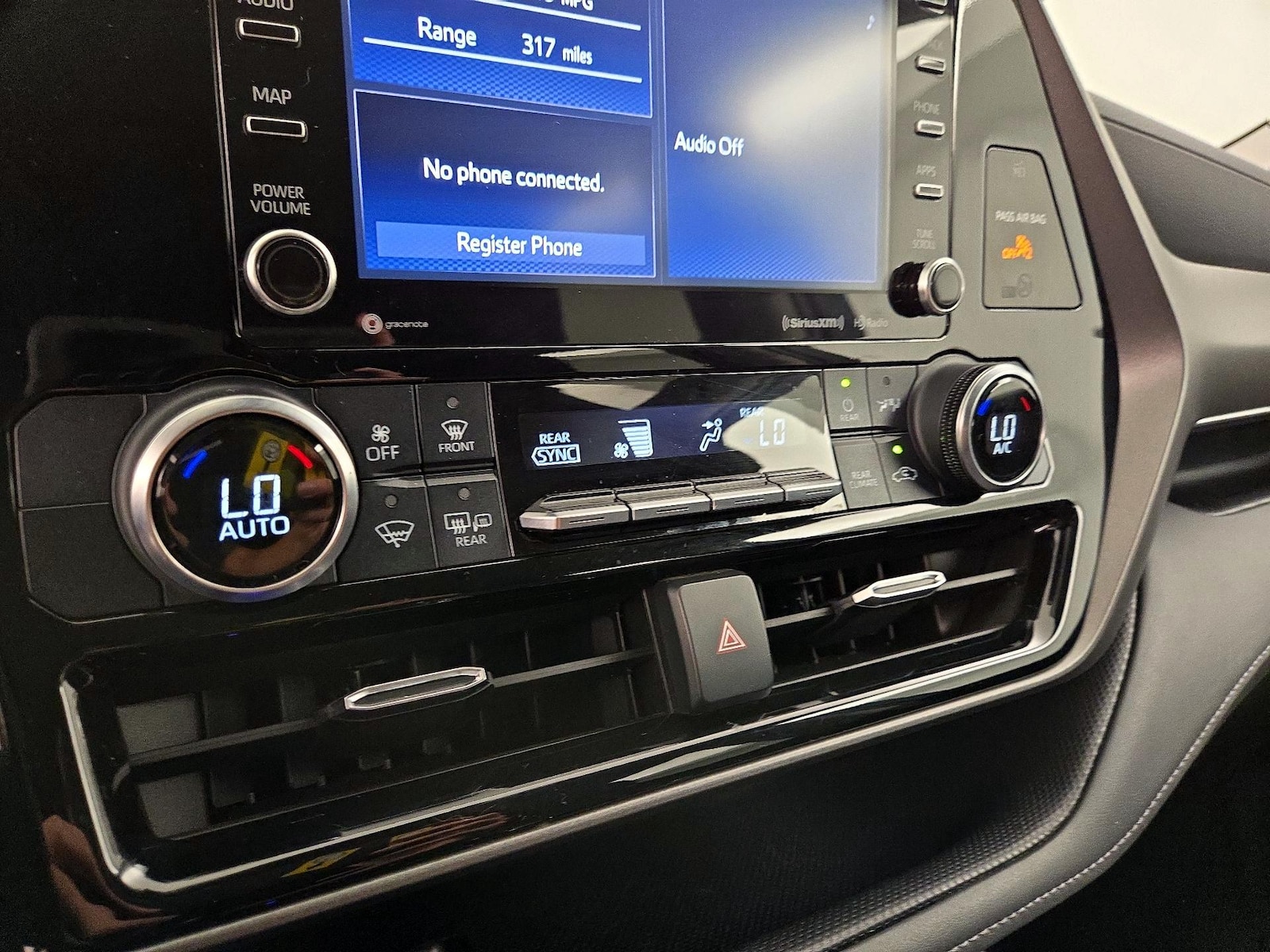 2022 Toyota Highlander LE - Photo 17