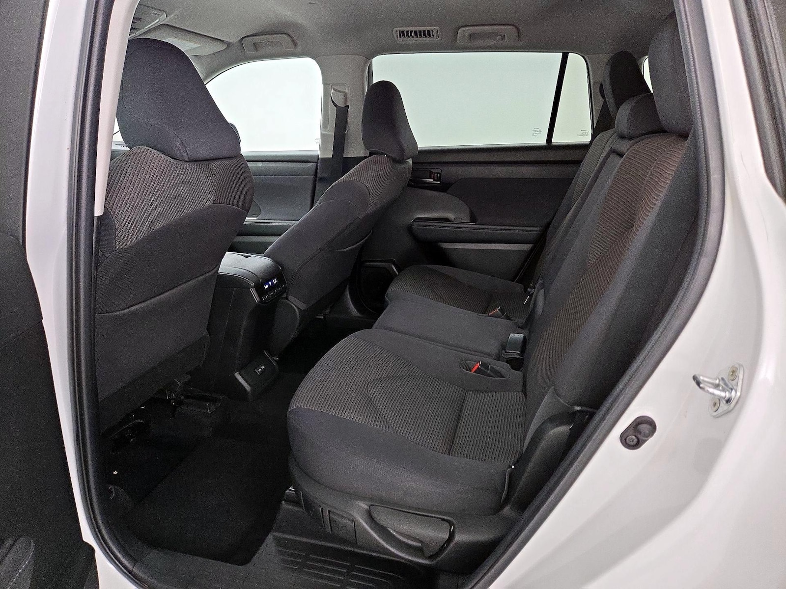 2022 Toyota Highlander LE - Photo 20
