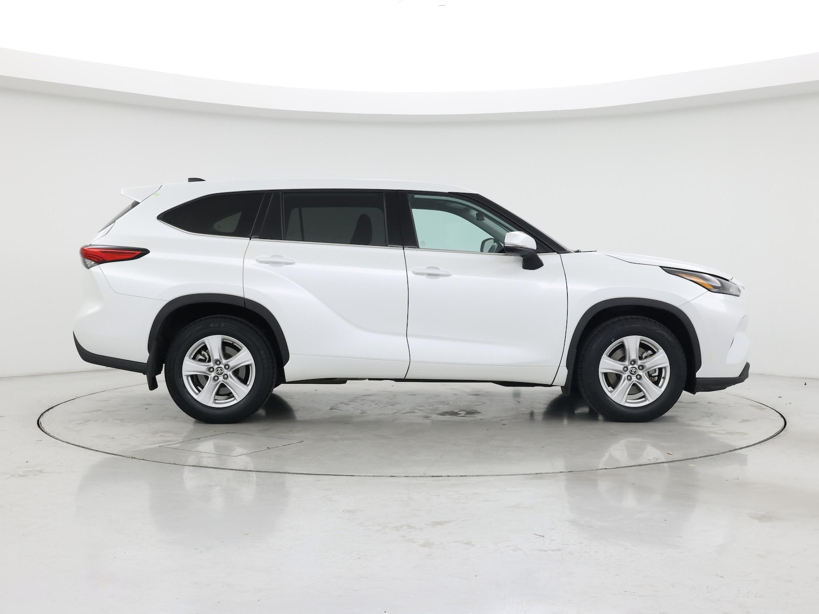 2022 Toyota Highlander LE - Photo 8