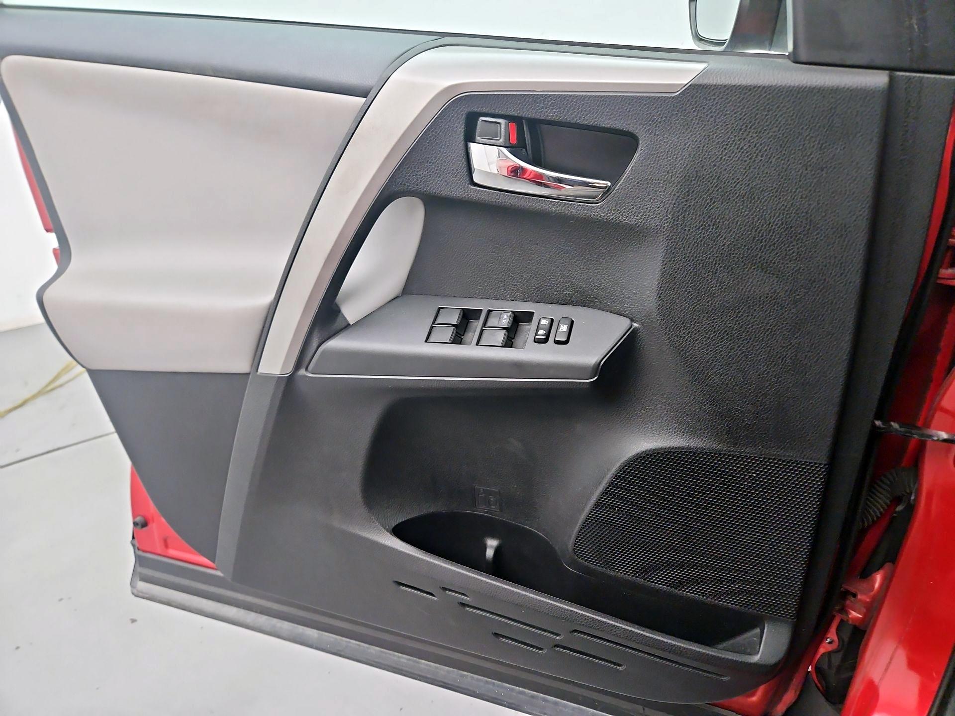 Thumbnail: 2016 Toyota RAV4 - 12