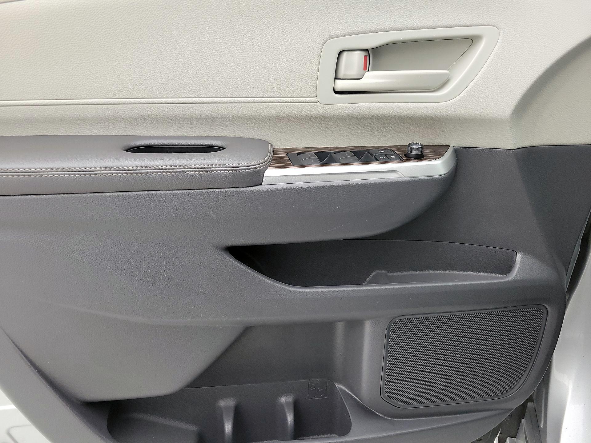 Thumbnail: 2022 Toyota Sienna - 12