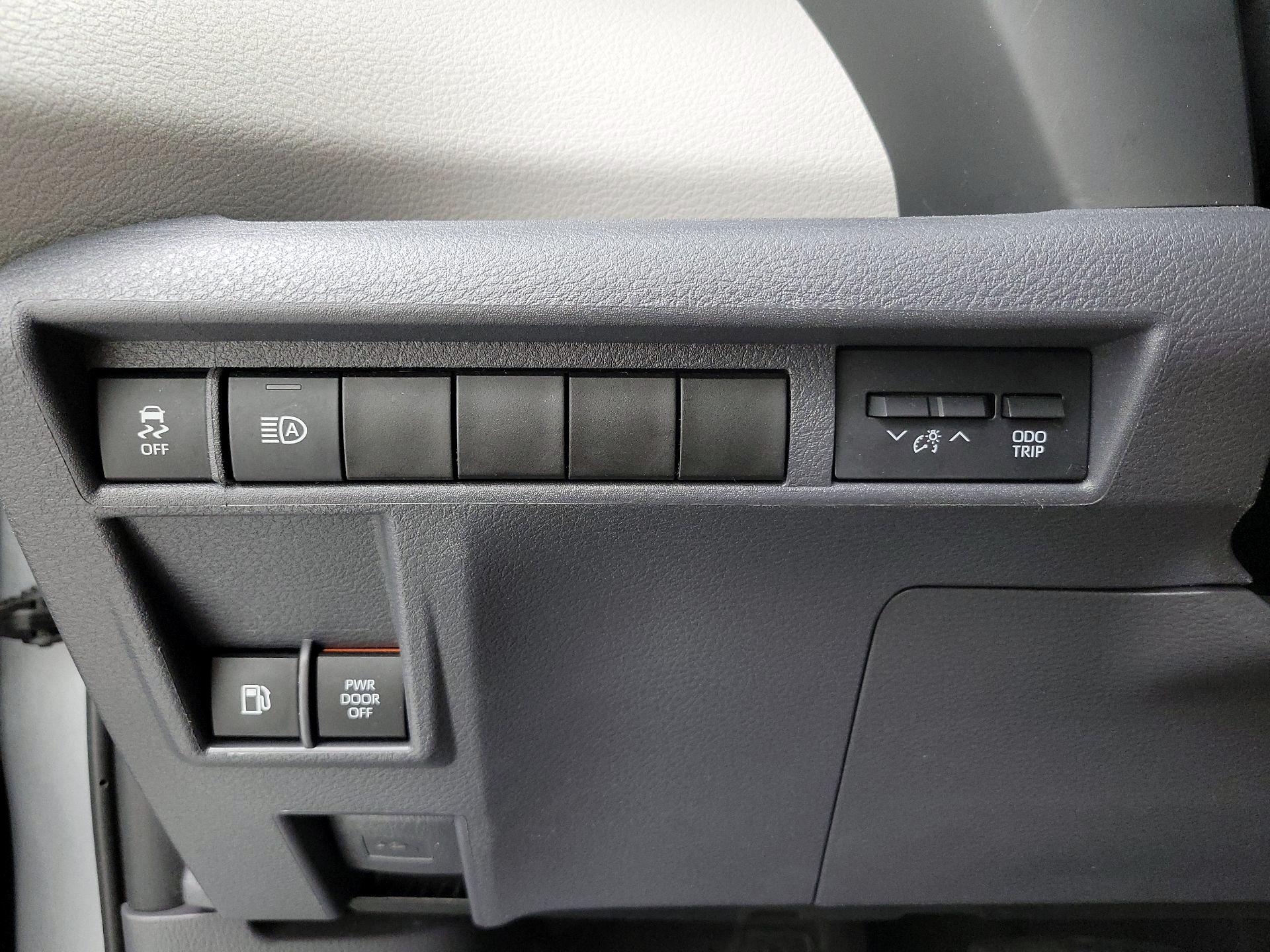 Thumbnail: 2022 Toyota Sienna - 13
