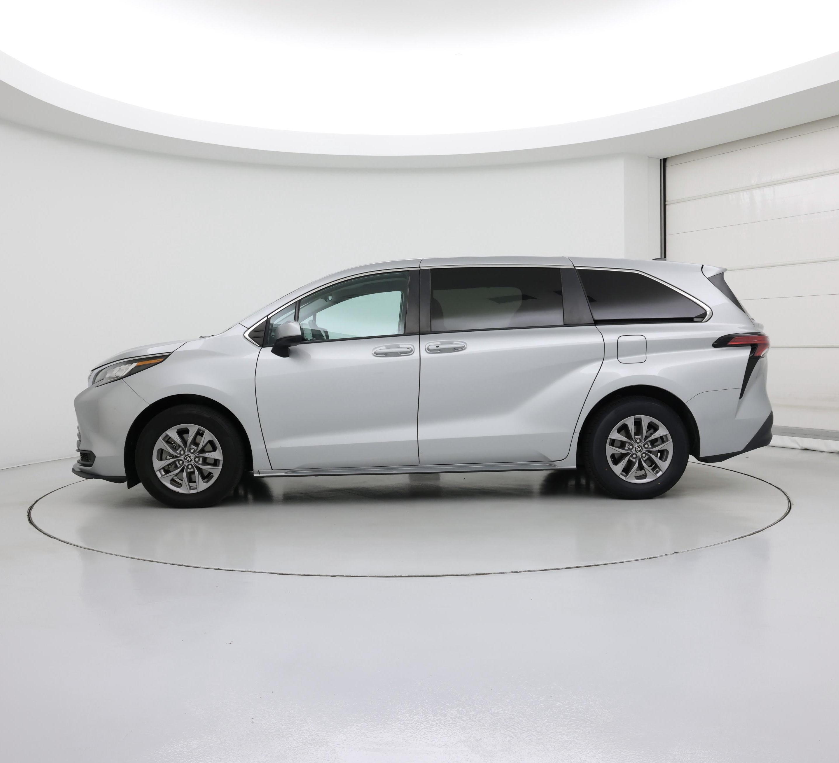 Thumbnail: 2022 Toyota Sienna - 3