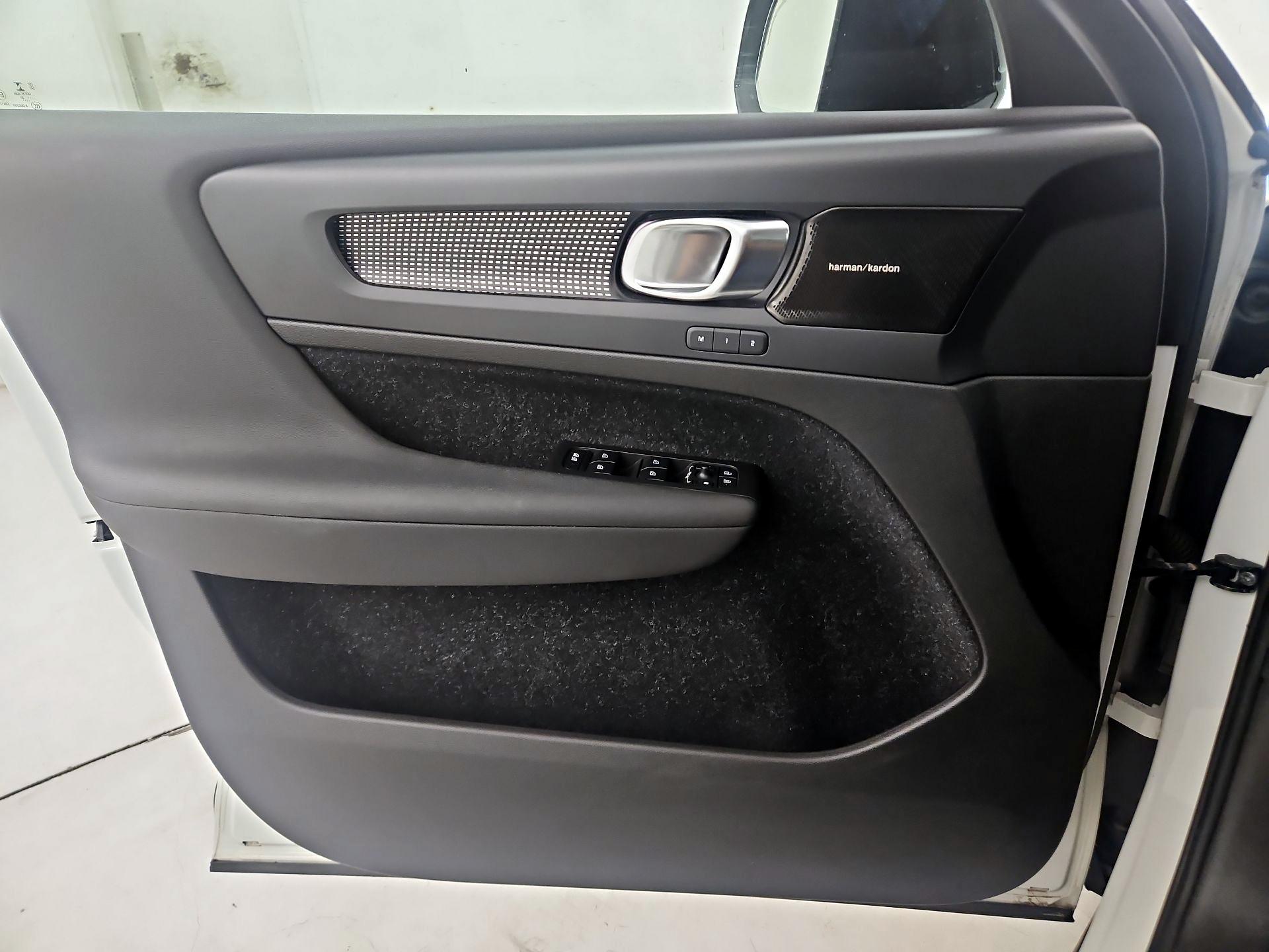 Thumbnail: 2020 Volvo XC40 - 12