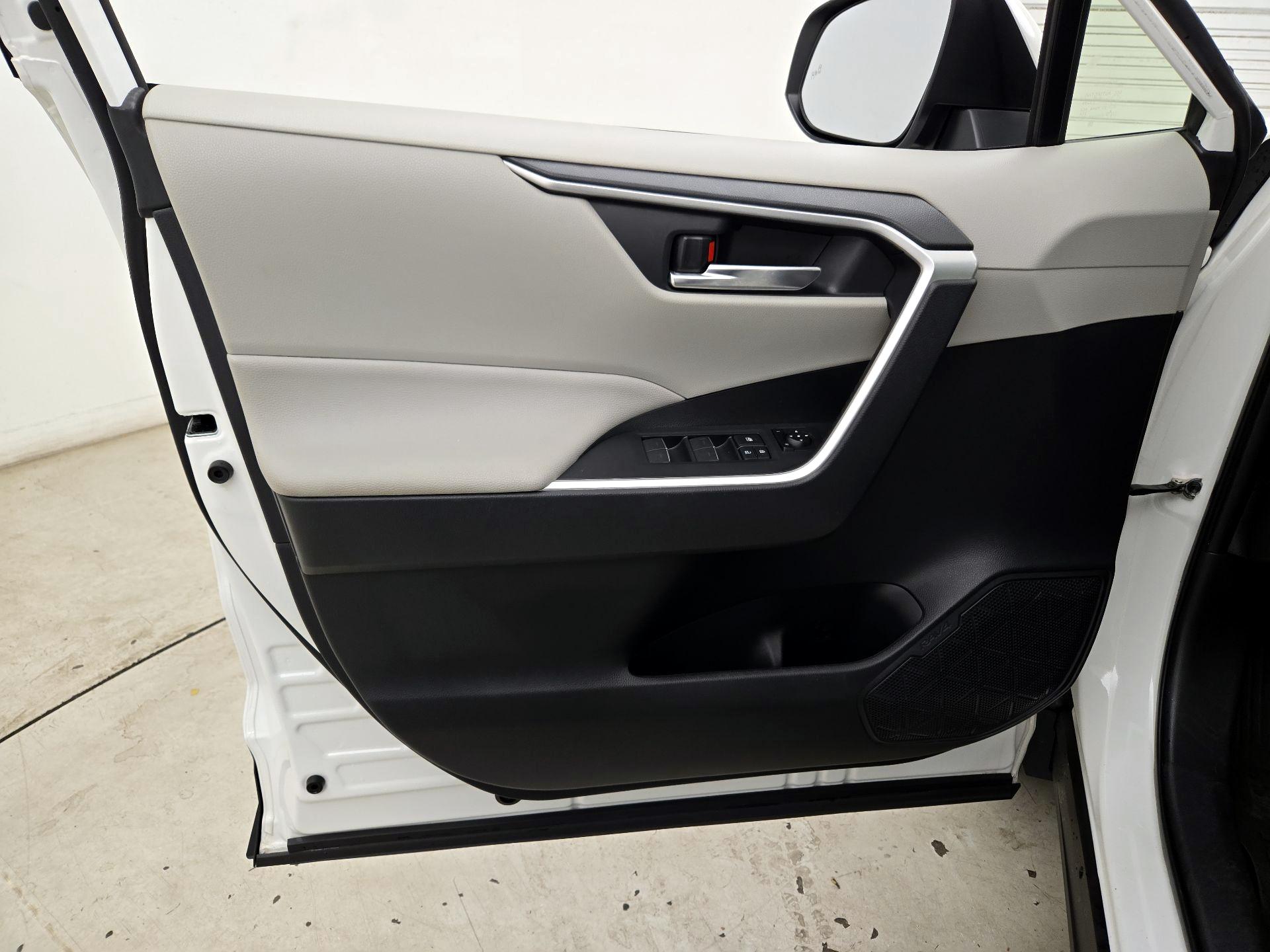 Thumbnail: 2022 Toyota RAV4 - 12