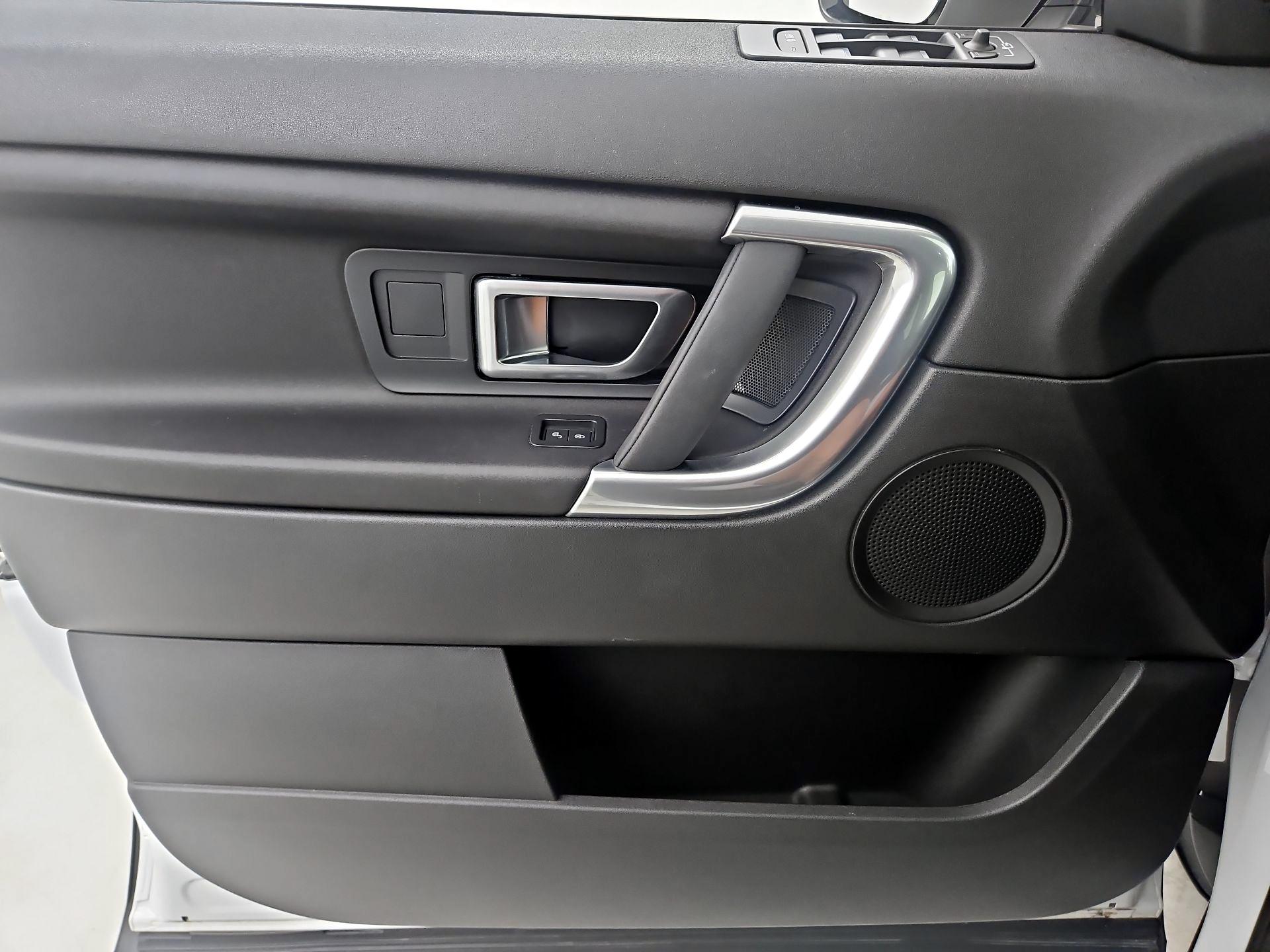 Thumbnail: 2016 Land Rover Discovery Sport - 10