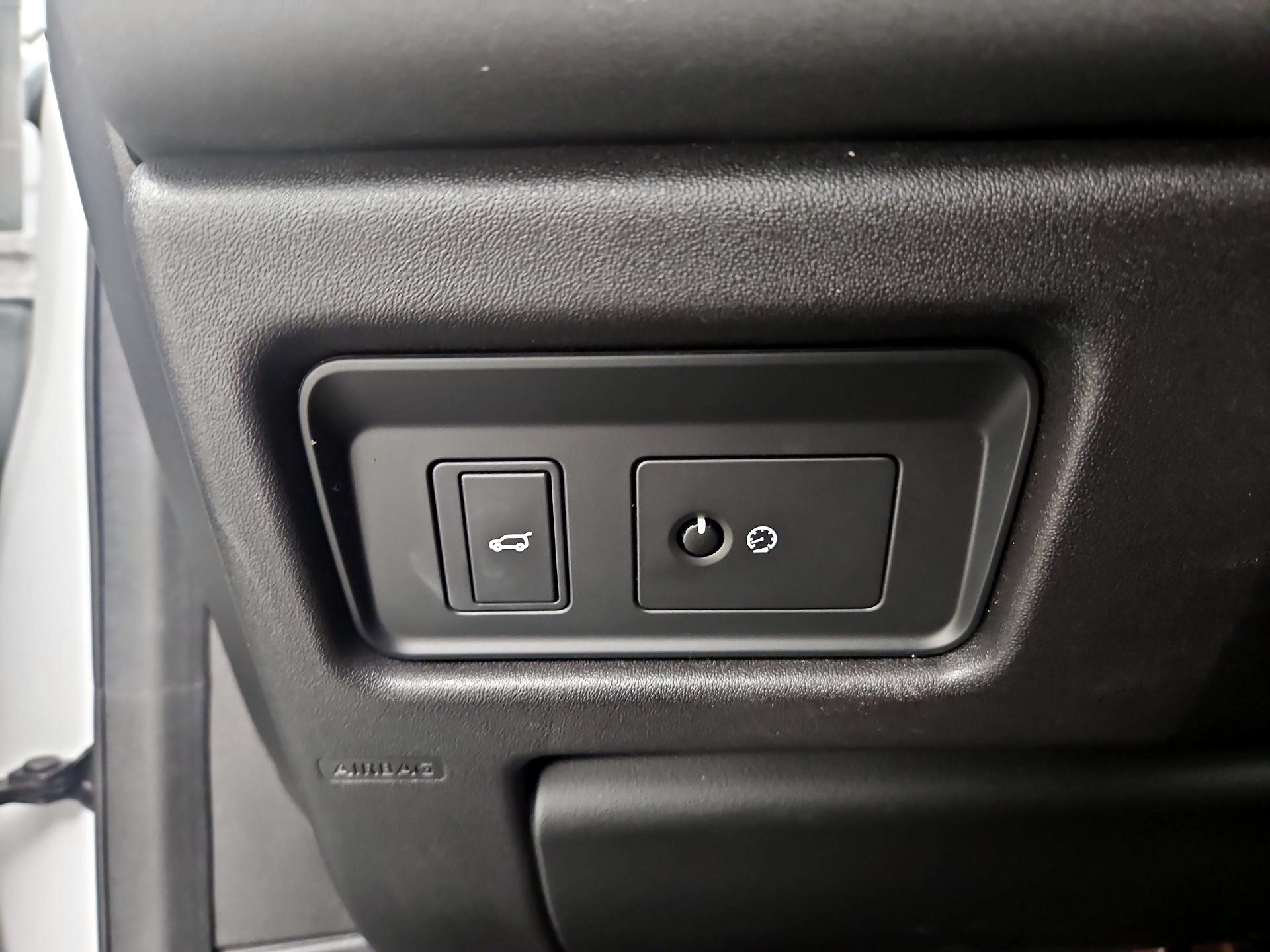 Thumbnail: 2016 Land Rover Discovery Sport - 11