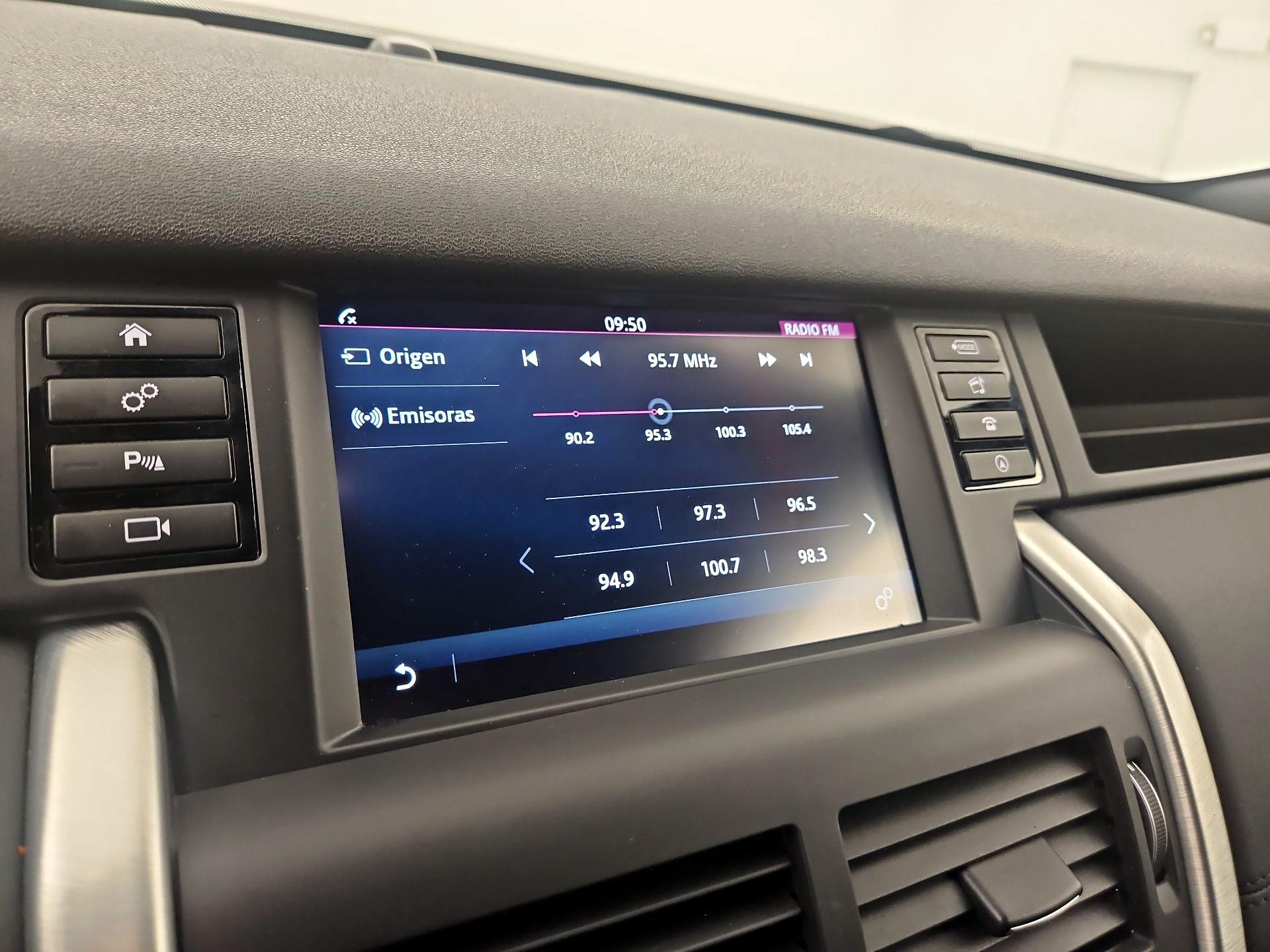 Thumbnail: 2016 Land Rover Discovery Sport - 13
