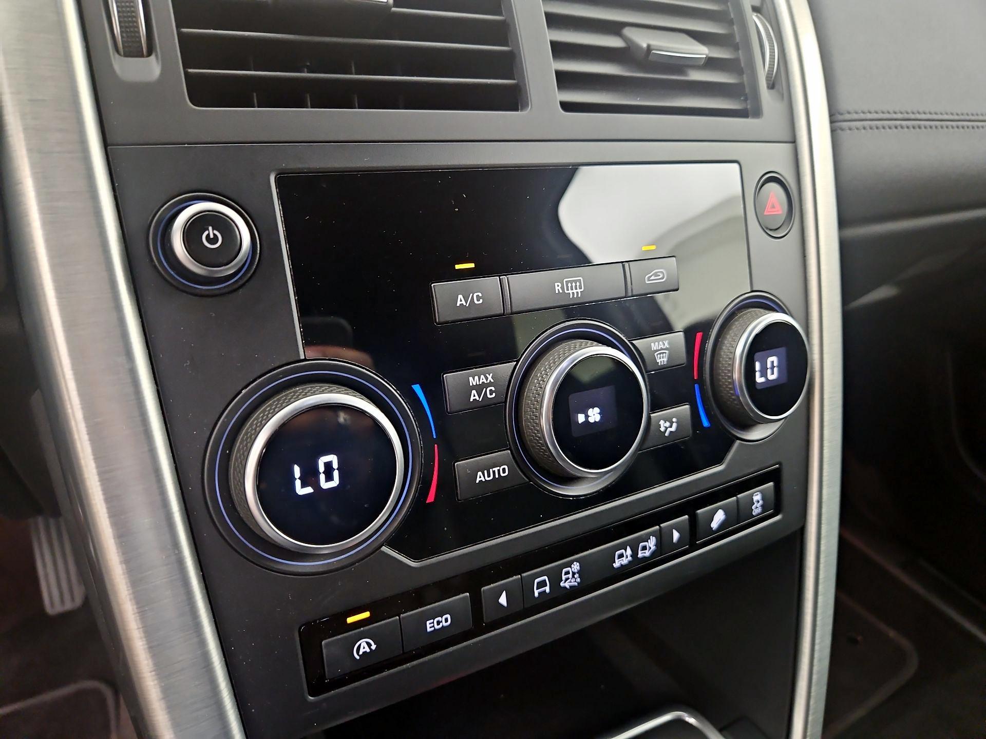 Thumbnail: 2016 Land Rover Discovery Sport - 14