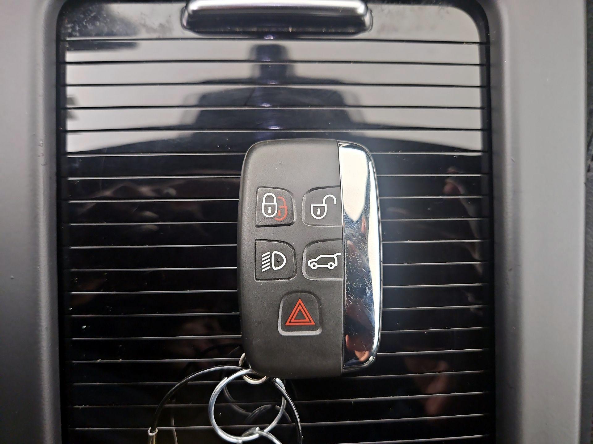 Thumbnail: 2016 Land Rover Discovery Sport - 20