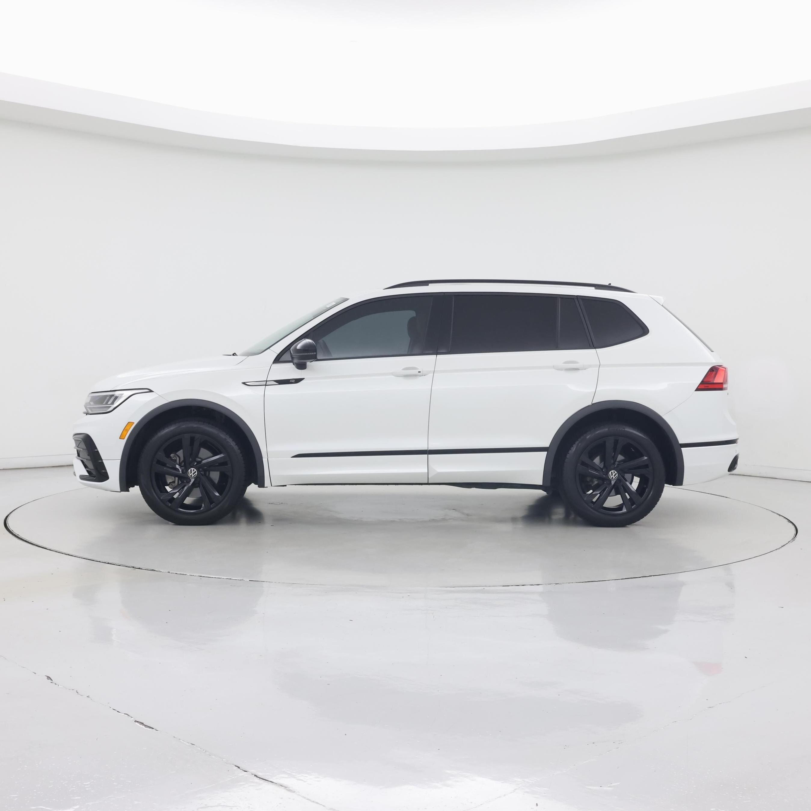 Thumbnail: 2023 Volkswagen Tiguan - 3