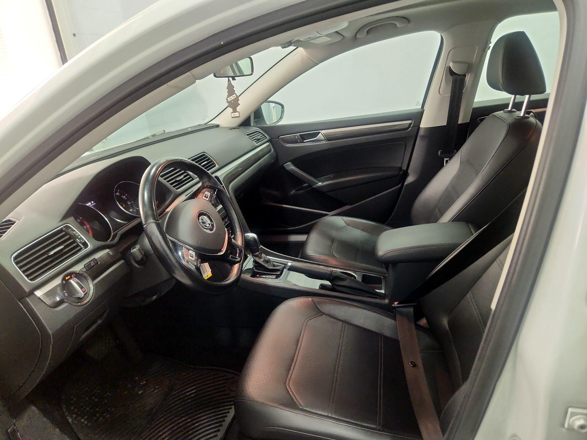 Thumbnail: 2016 Volkswagen Passat - 11