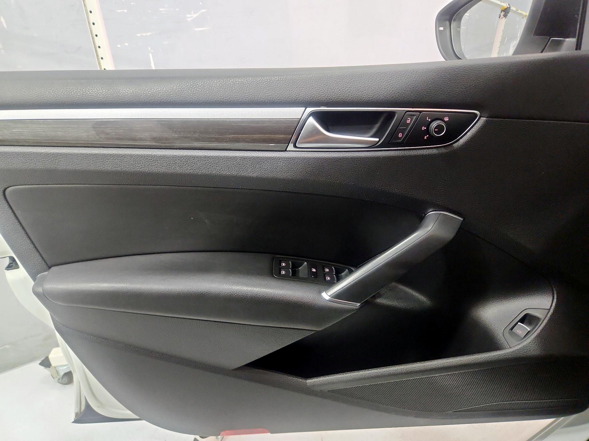 Thumbnail: 2016 Volkswagen Passat - 12