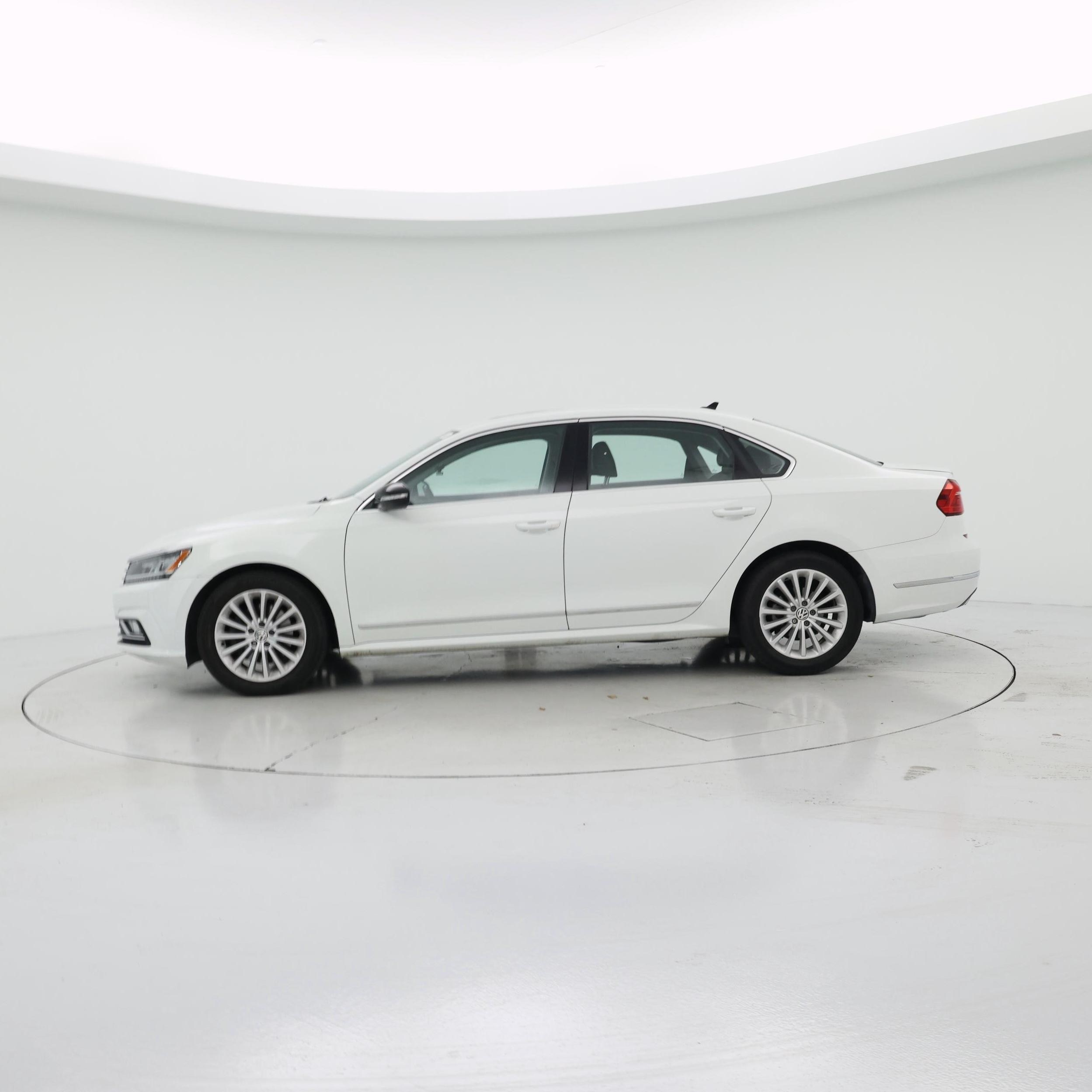 Thumbnail: 2016 Volkswagen Passat - 3