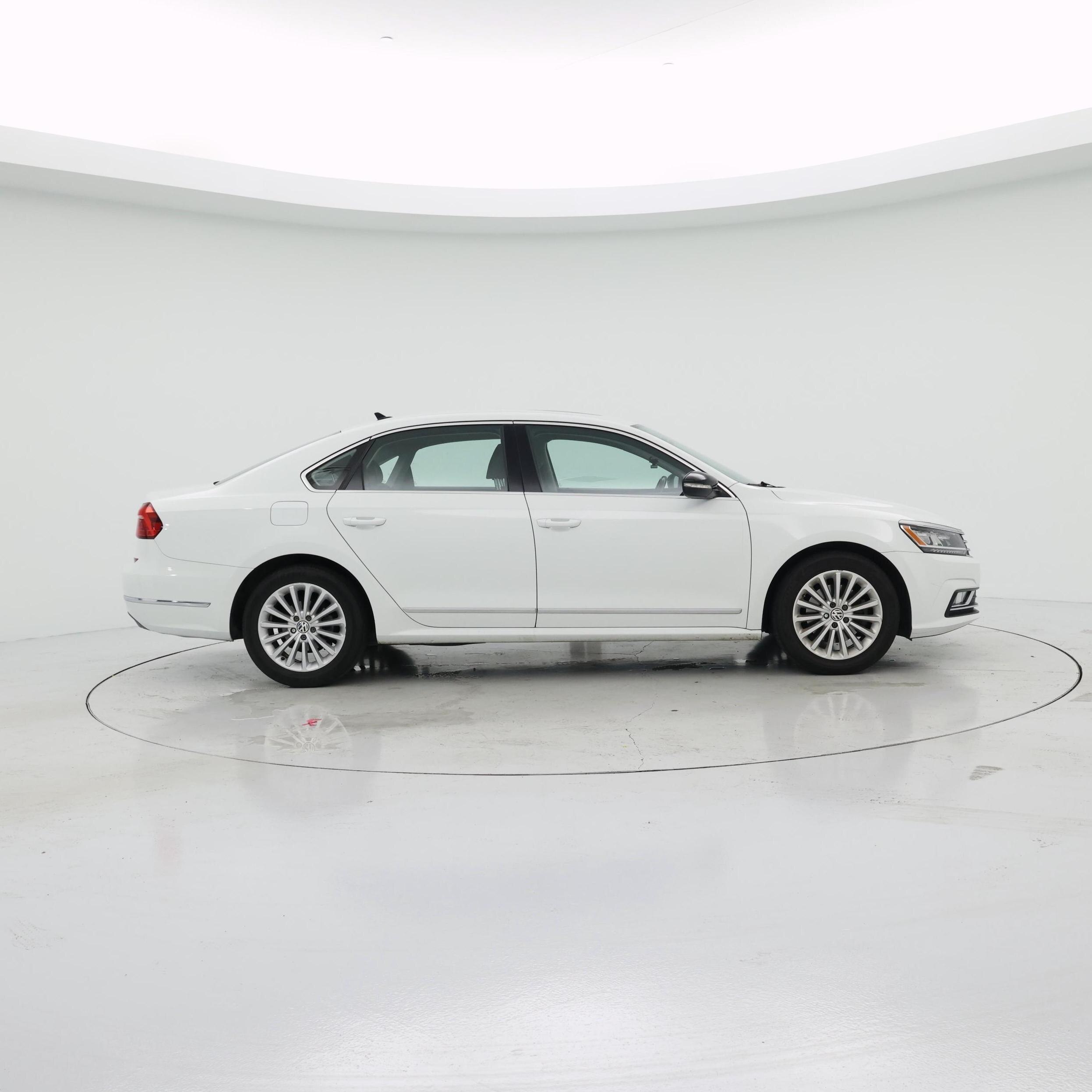Thumbnail: 2016 Volkswagen Passat - 7