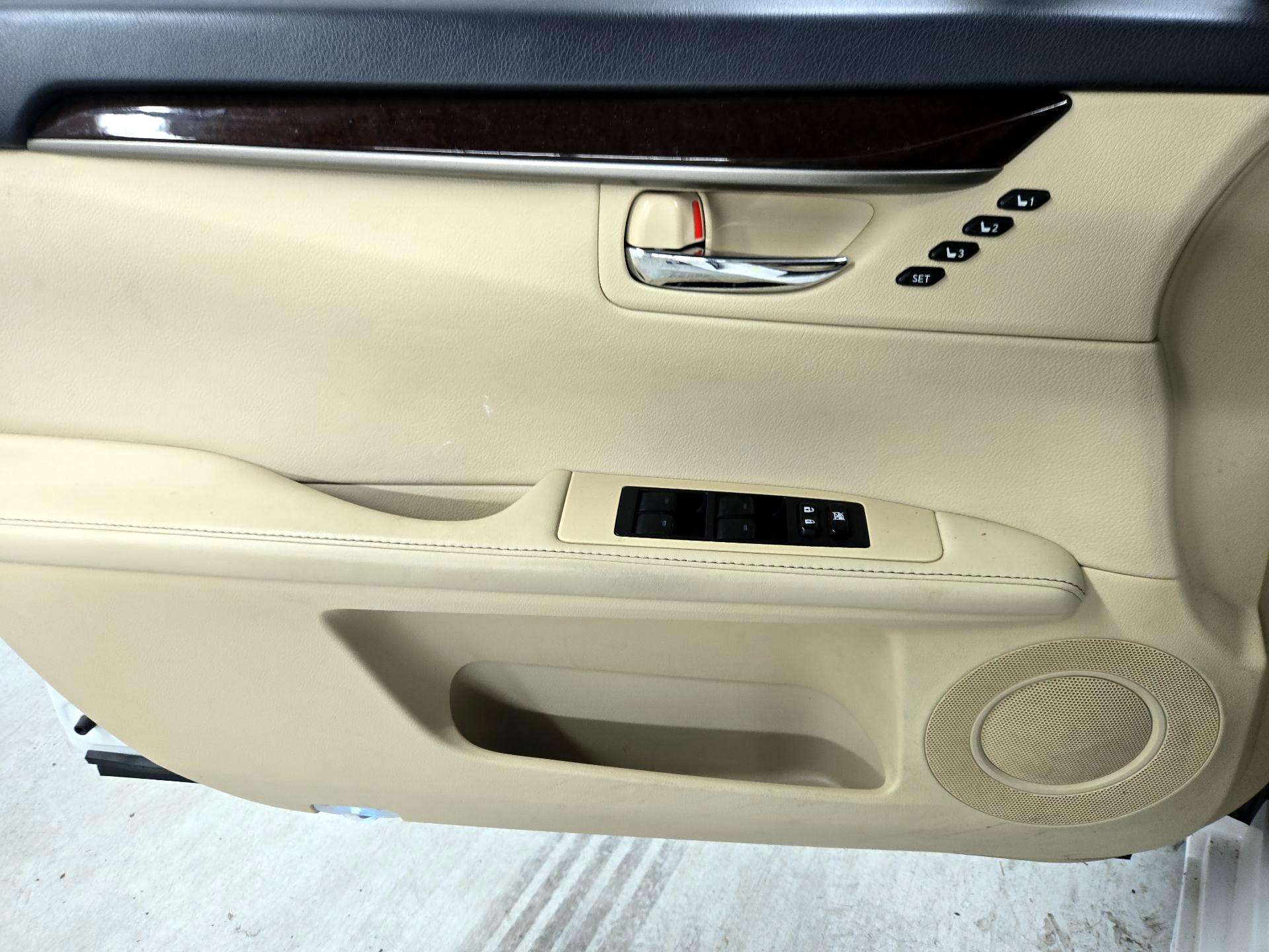 Thumbnail: 2014 Lexus ES - 12