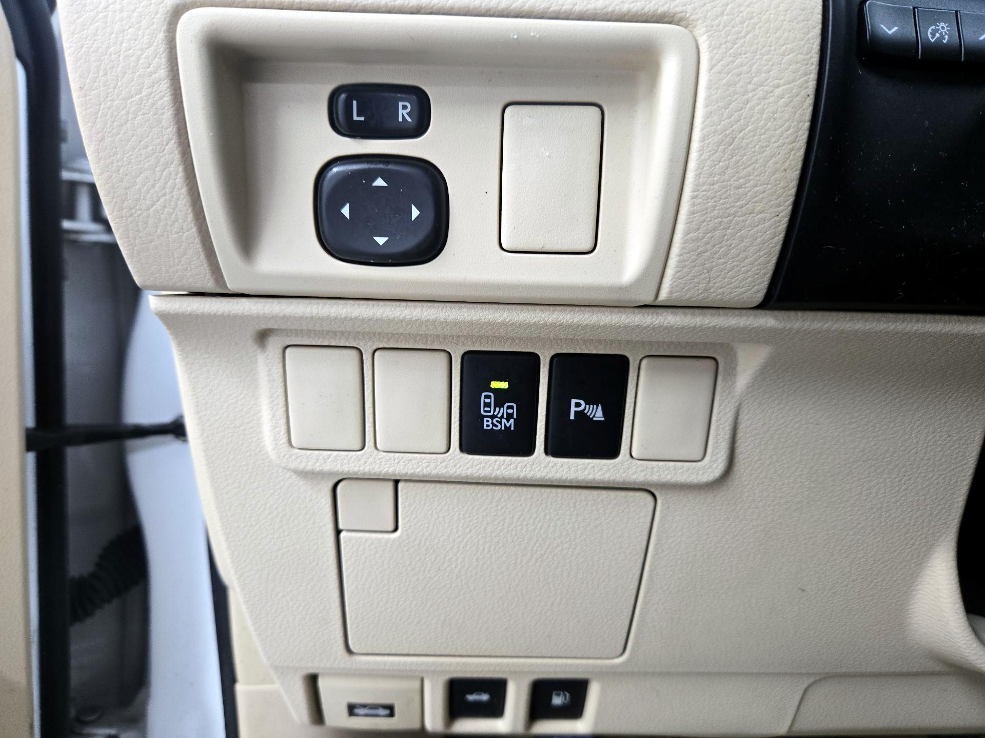 Thumbnail: 2014 Lexus ES - 13