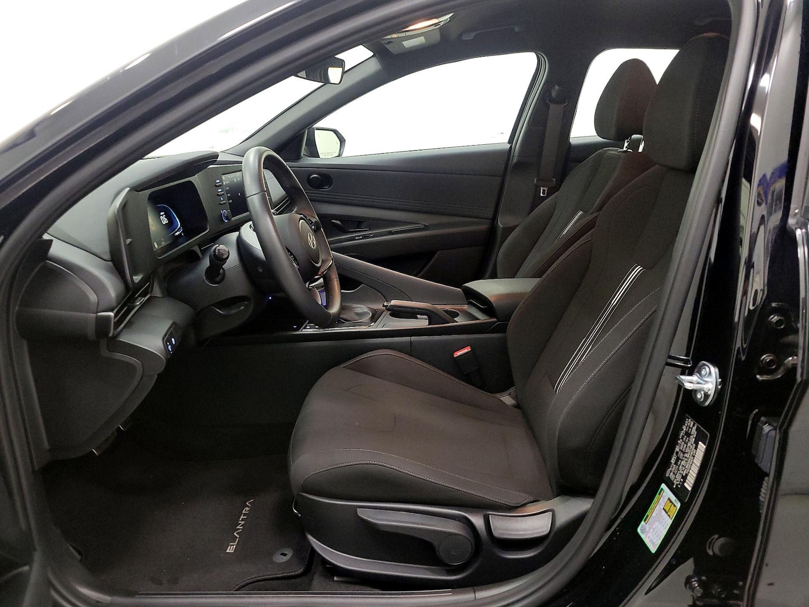 2025 Hyundai Elantra SEL - Photo 12