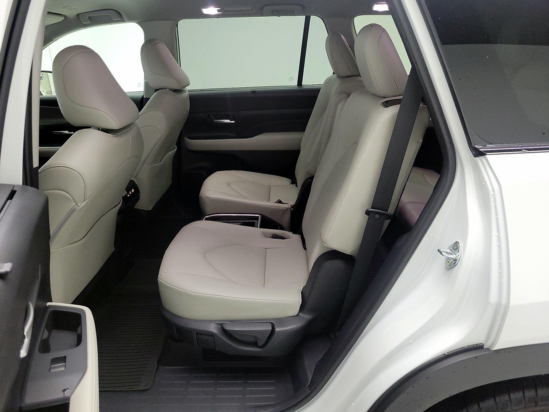 Thumbnail: 2026 Toyota Highlander - 17