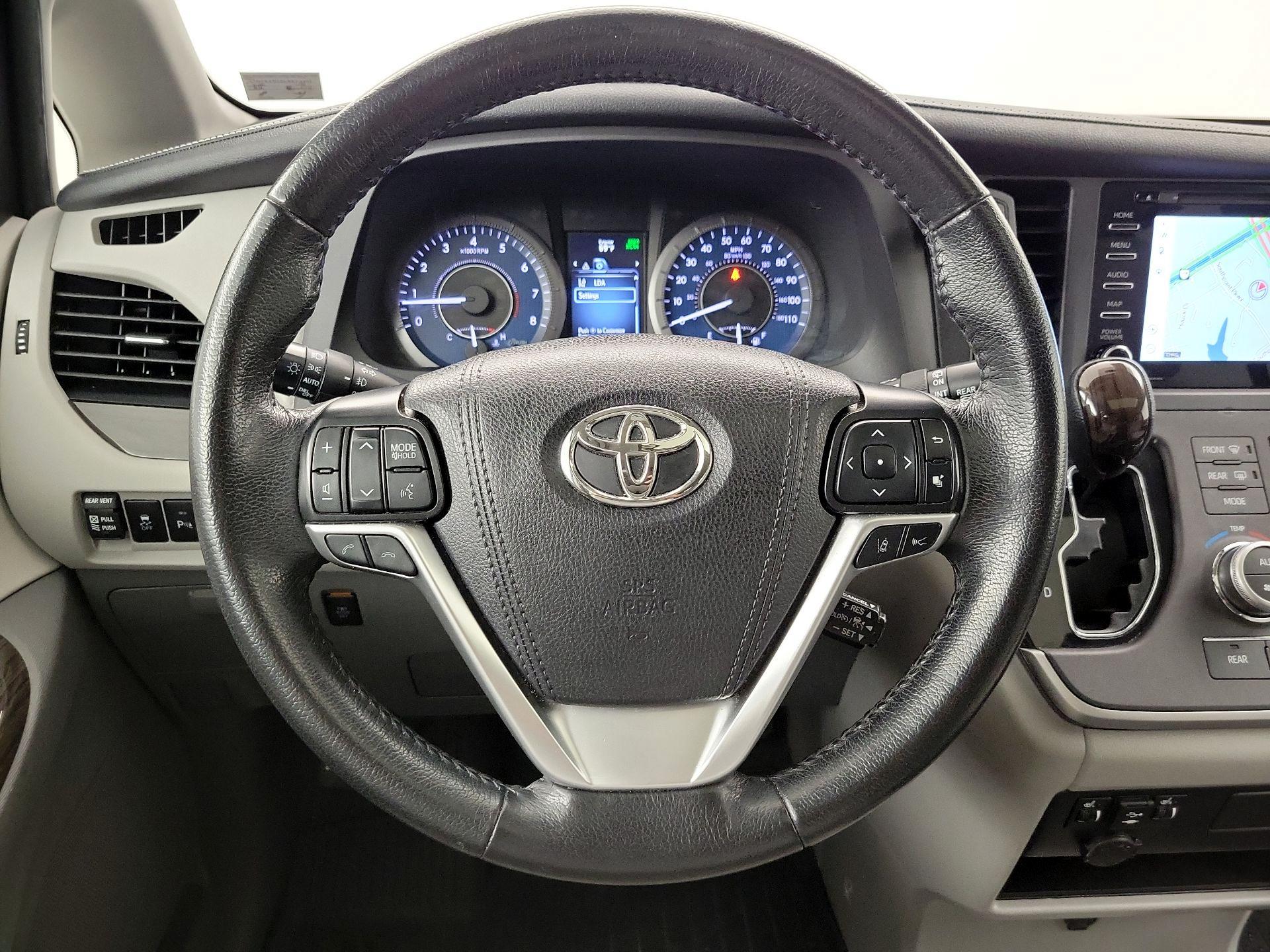 Thumbnail: 2020 Toyota Sienna - 10