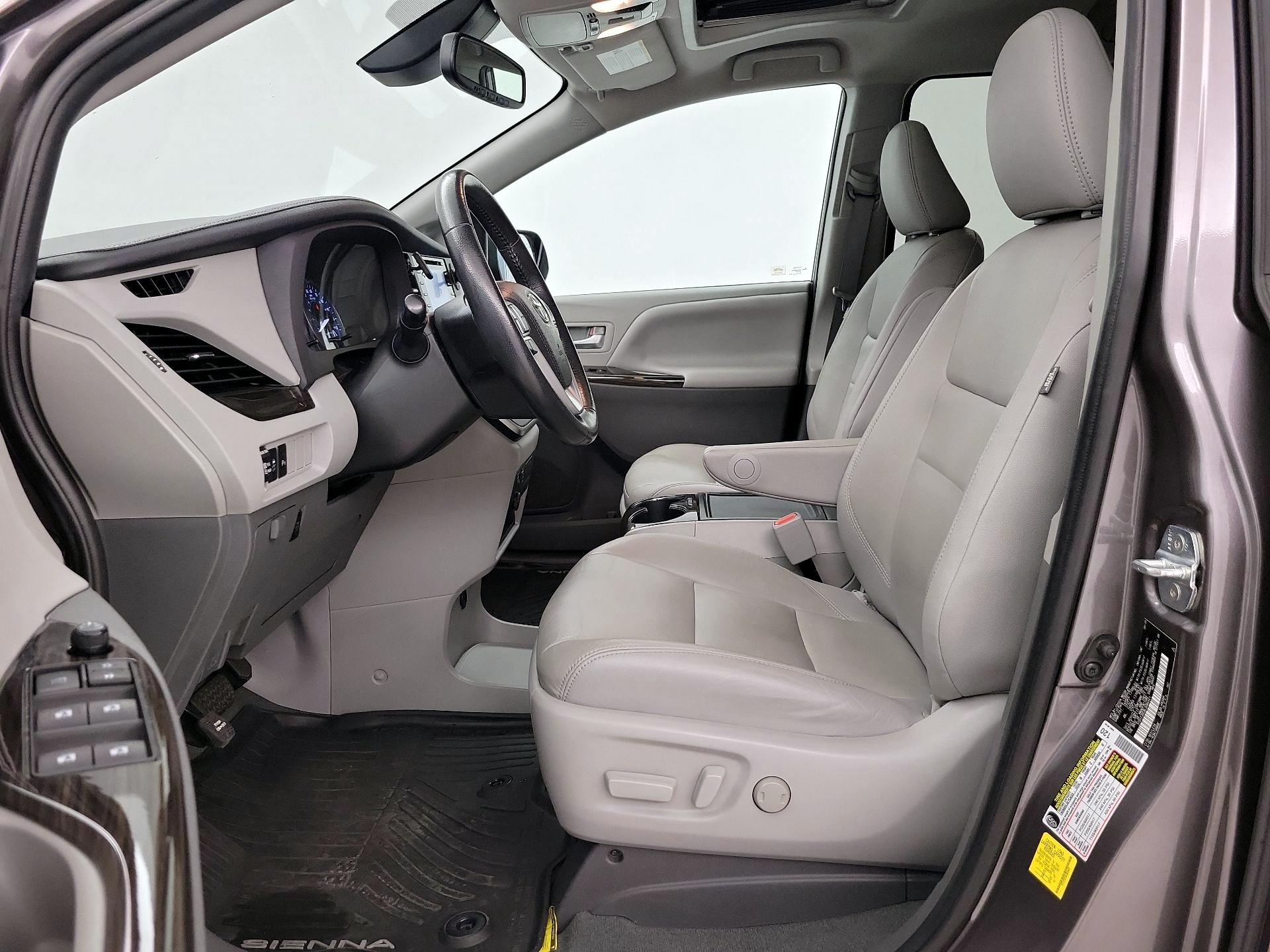 Thumbnail: 2020 Toyota Sienna - 11
