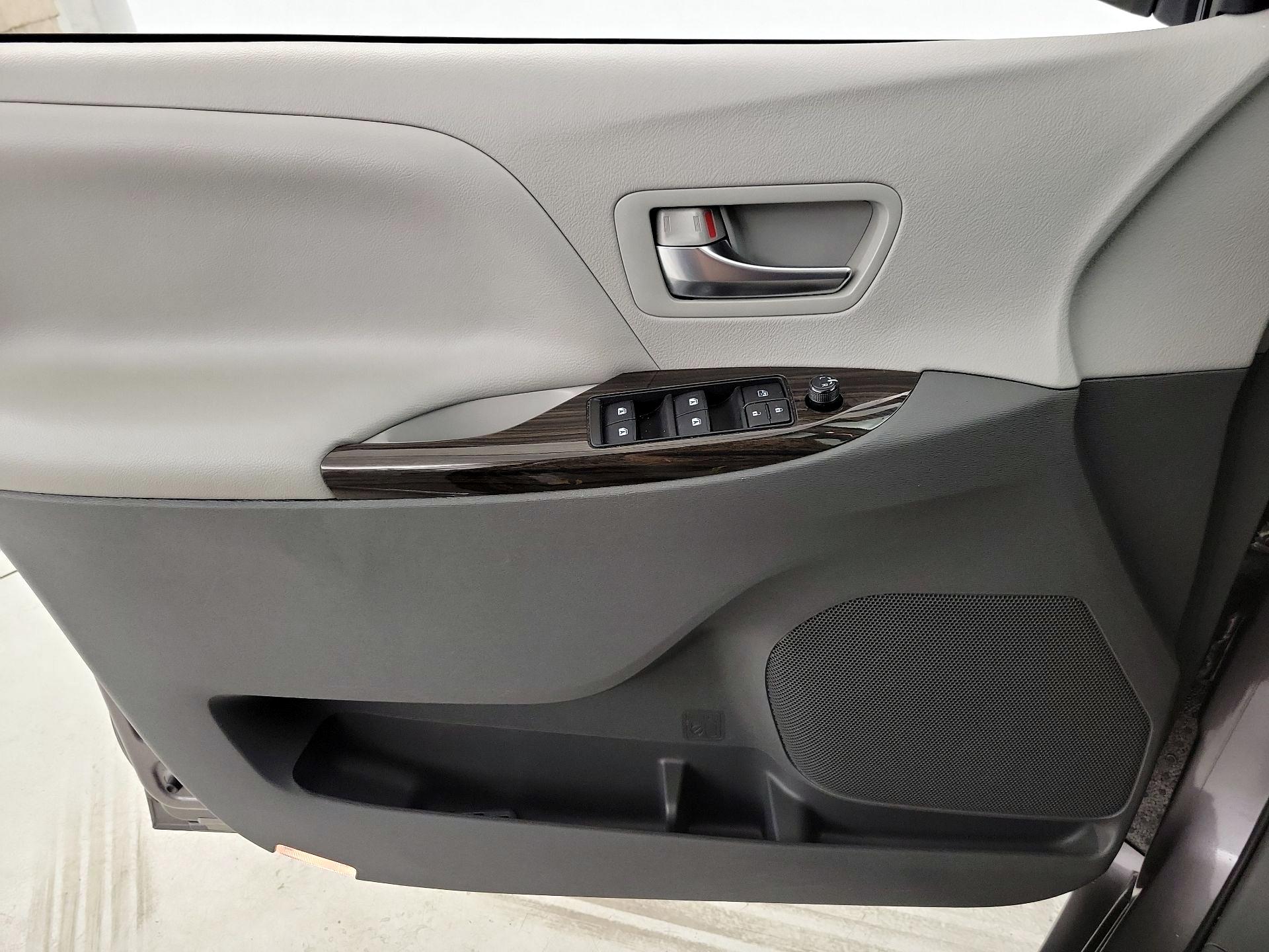 Thumbnail: 2020 Toyota Sienna - 12