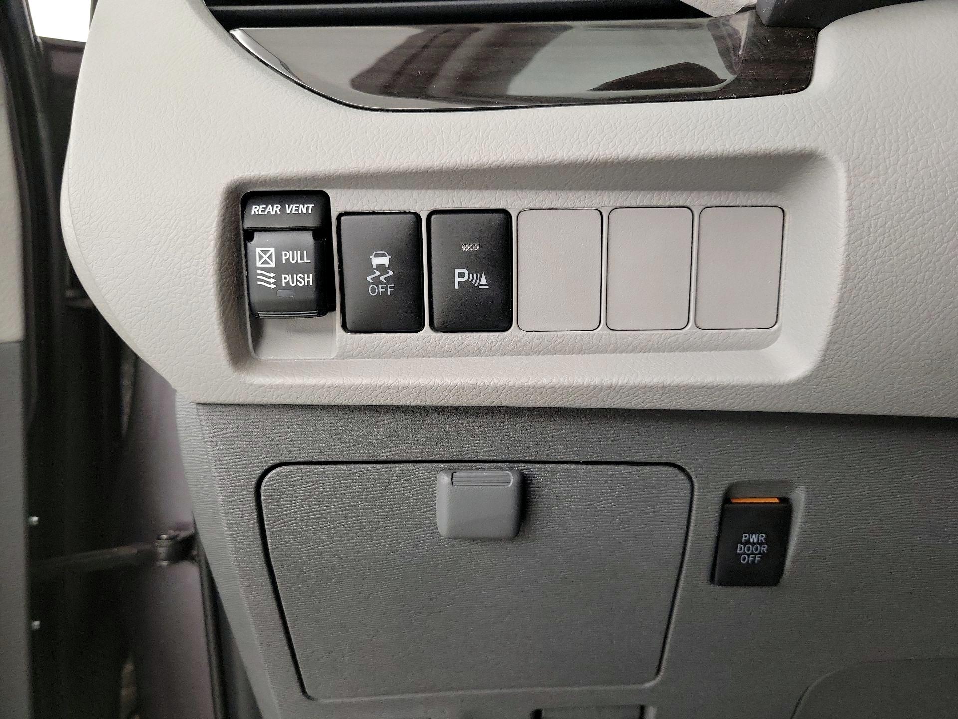 Thumbnail: 2020 Toyota Sienna - 13