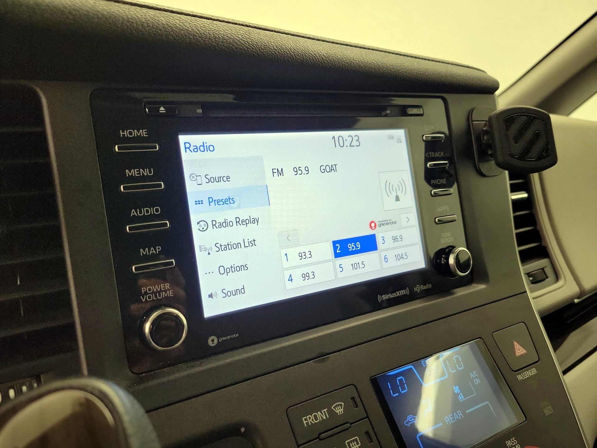 Thumbnail: 2020 Toyota Sienna - 16