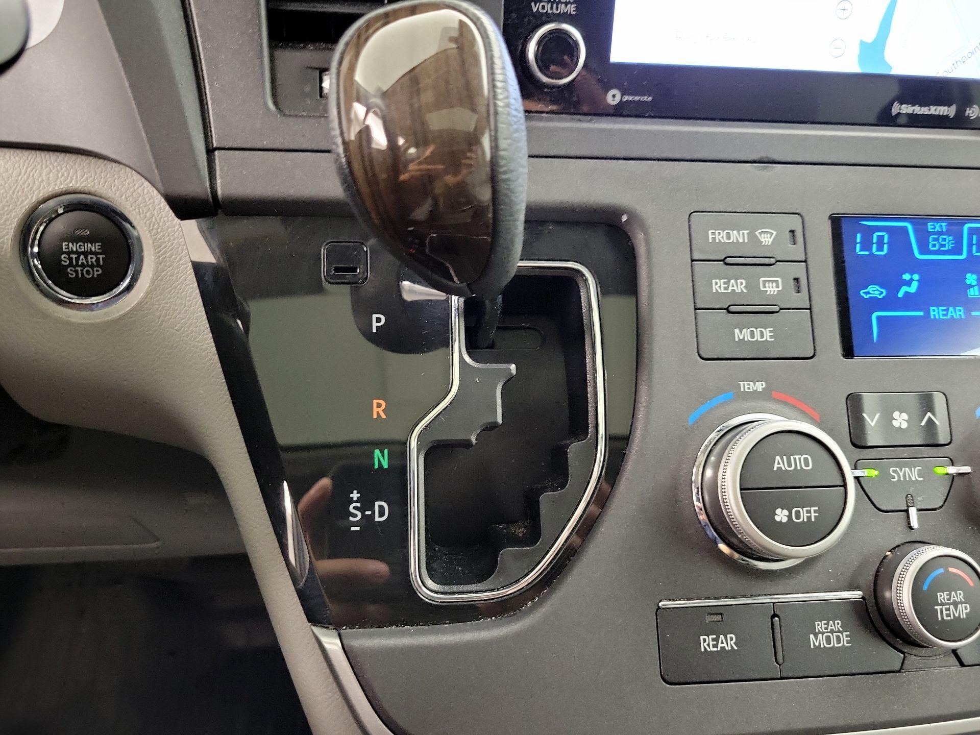Thumbnail: 2020 Toyota Sienna - 18