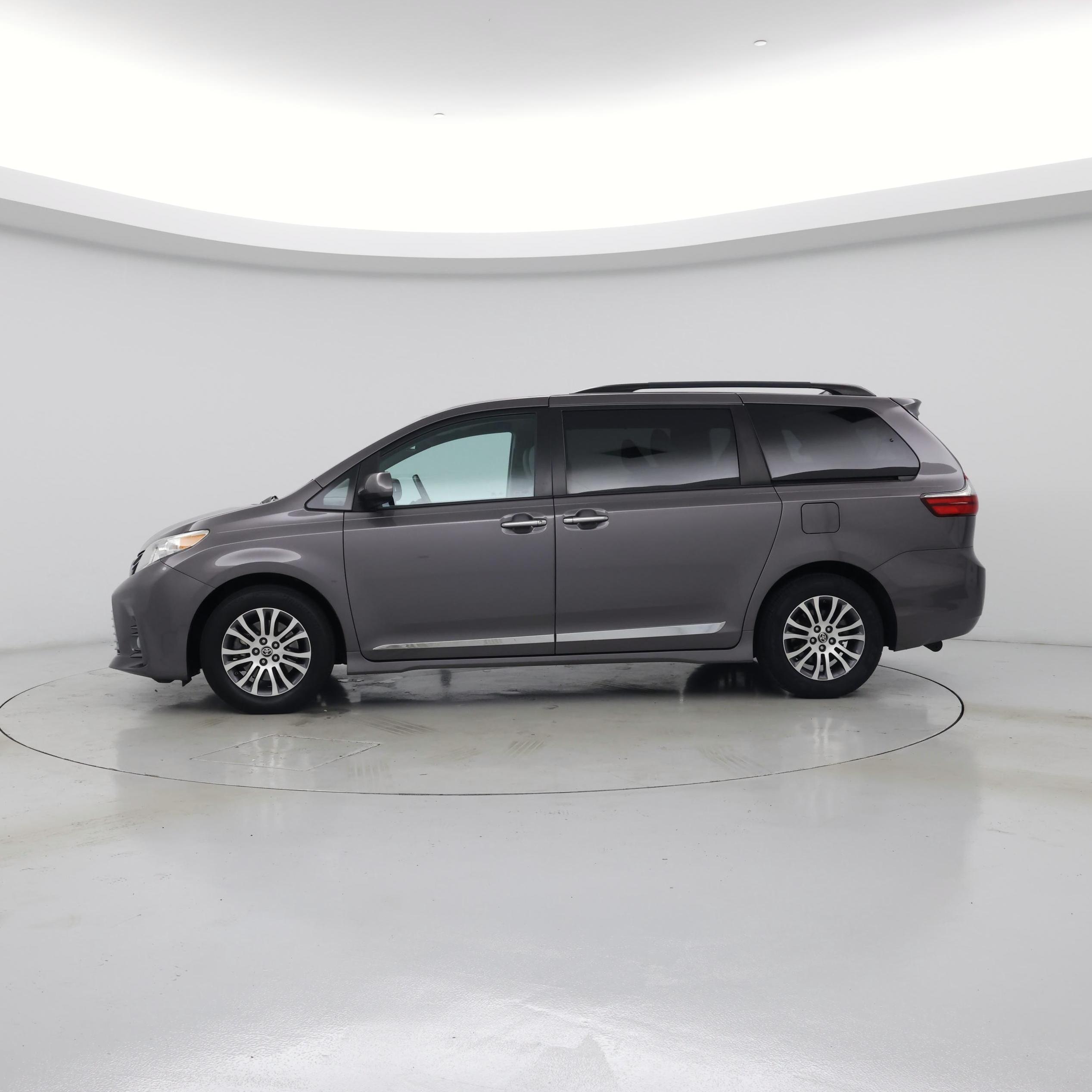 Thumbnail: 2020 Toyota Sienna - 3