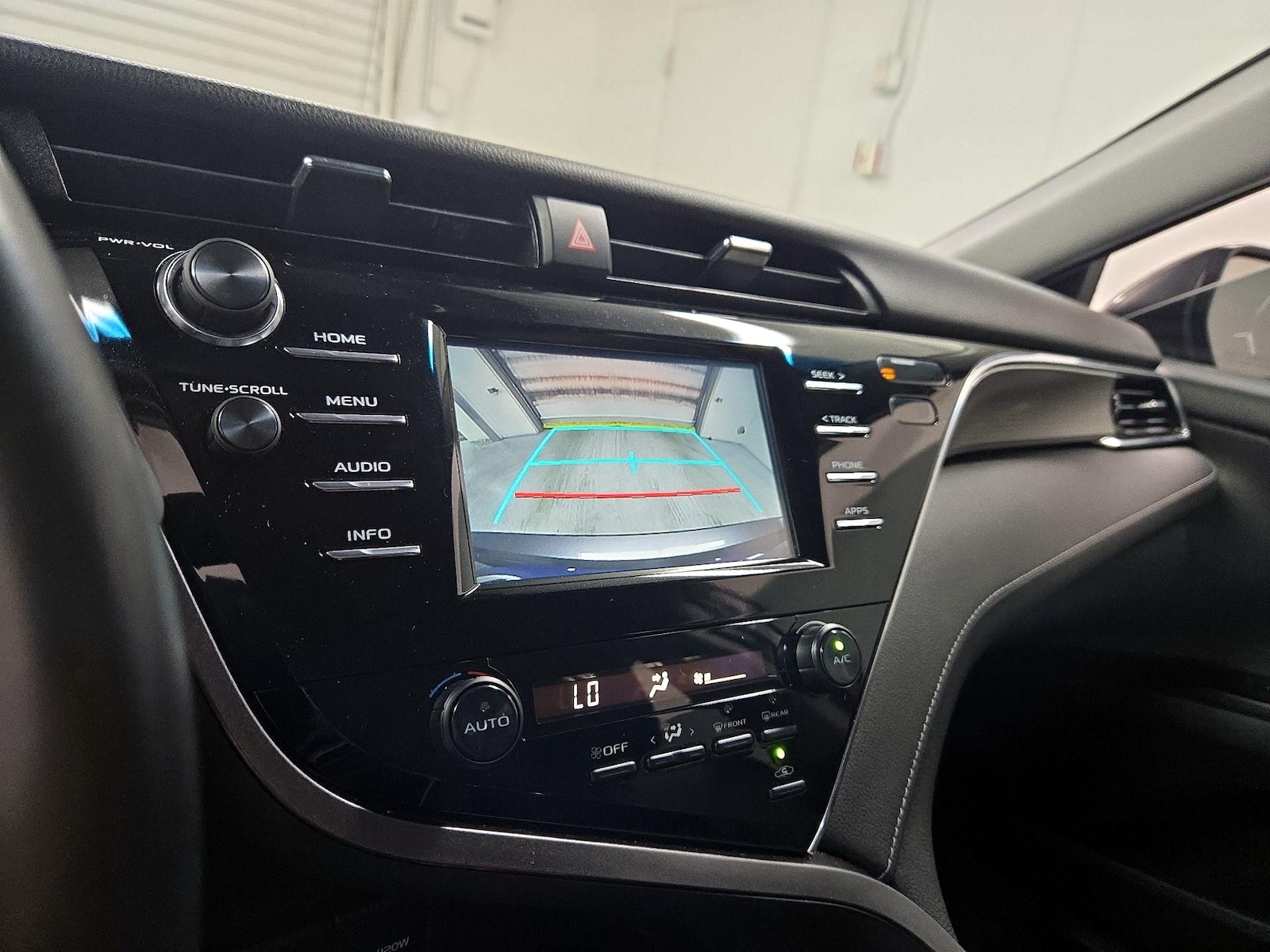 2018 Toyota Camry SE - Photo 15