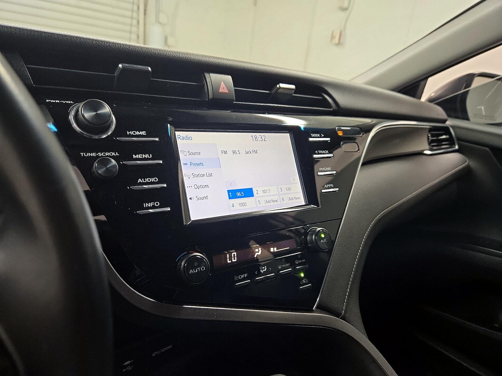 2018 Toyota Camry SE - Photo 16
