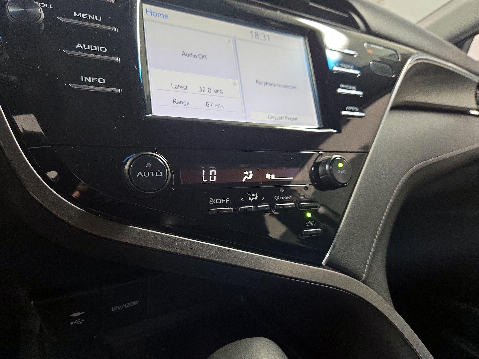 2018 Toyota Camry SE - Photo 17