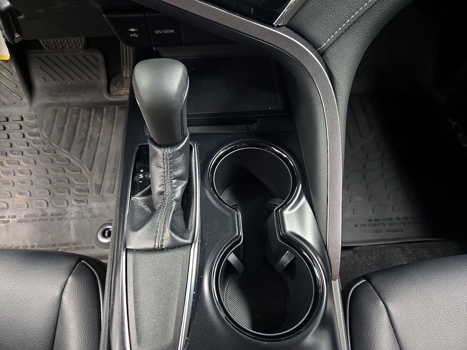 2018 Toyota Camry SE - Photo 18