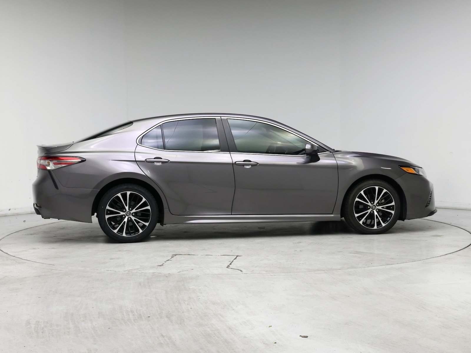 2018 Toyota Camry SE - Photo 8