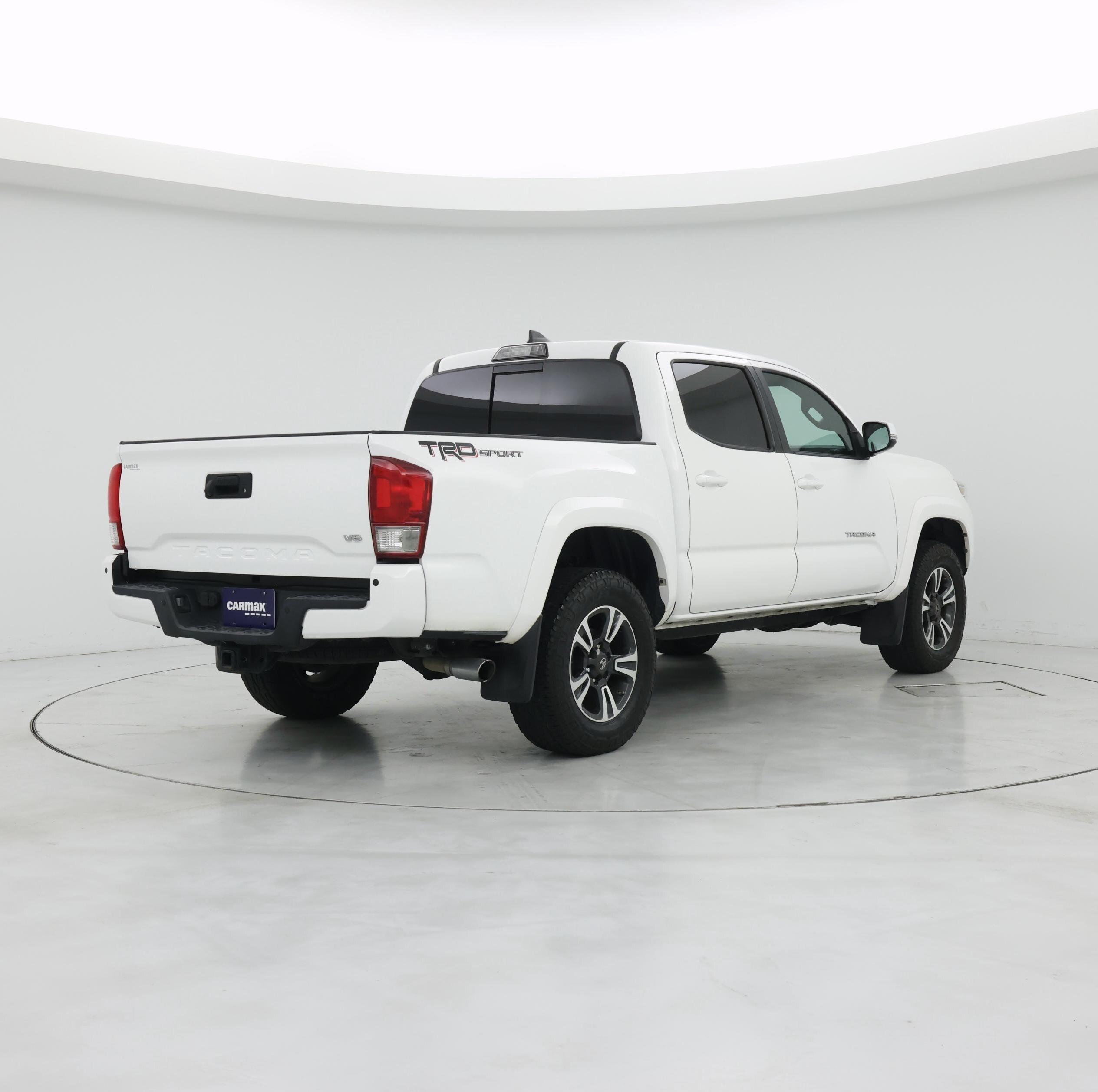 Thumbnail: 2017 Toyota Tacoma - 8
