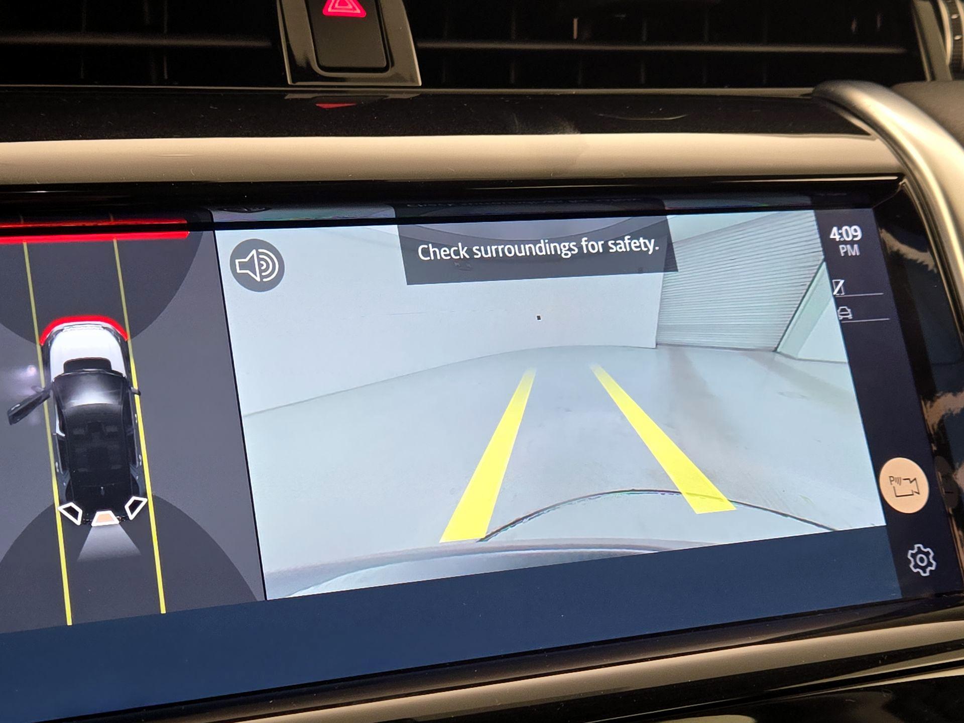 Thumbnail: 2022 Land Rover Discovery Sport - 15