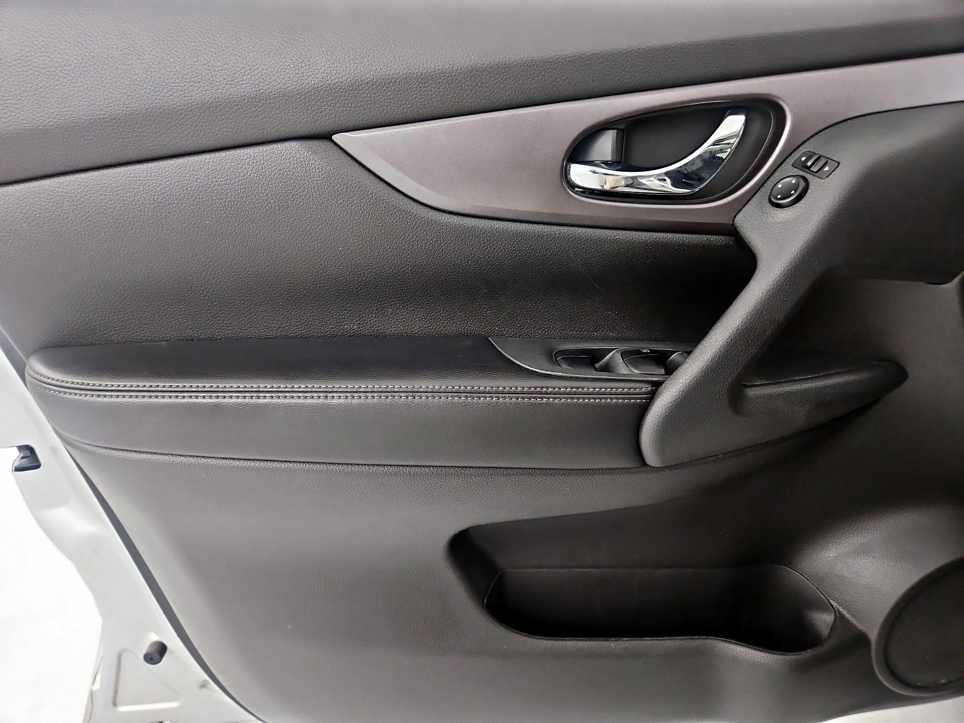 Thumbnail: 2016 Nissan Rogue - 10