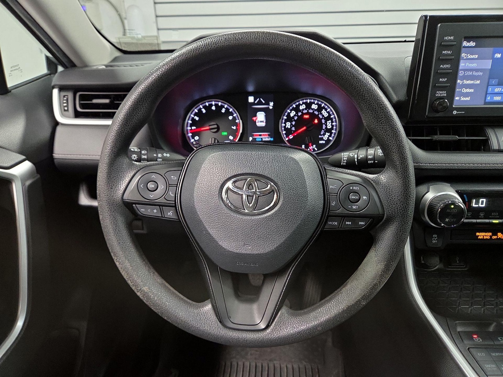 2020 Toyota RAV4 XLE - Photo 11