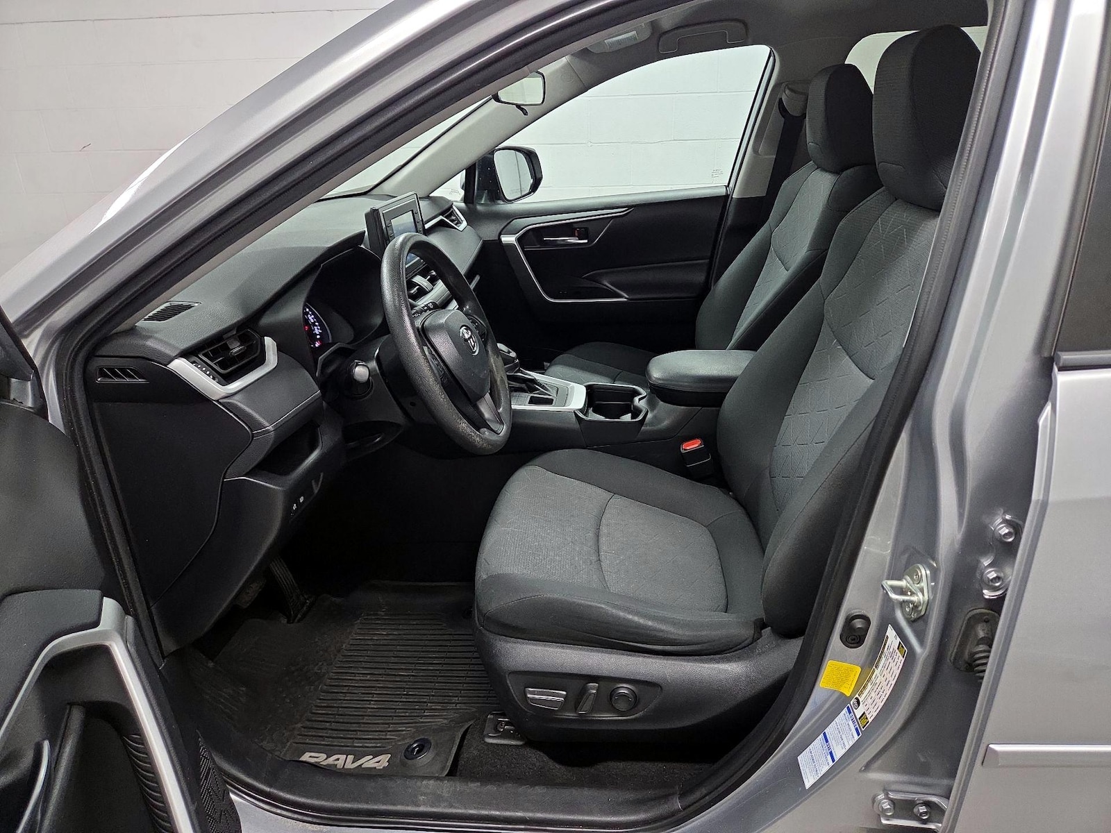 2020 Toyota RAV4 XLE - Photo 12