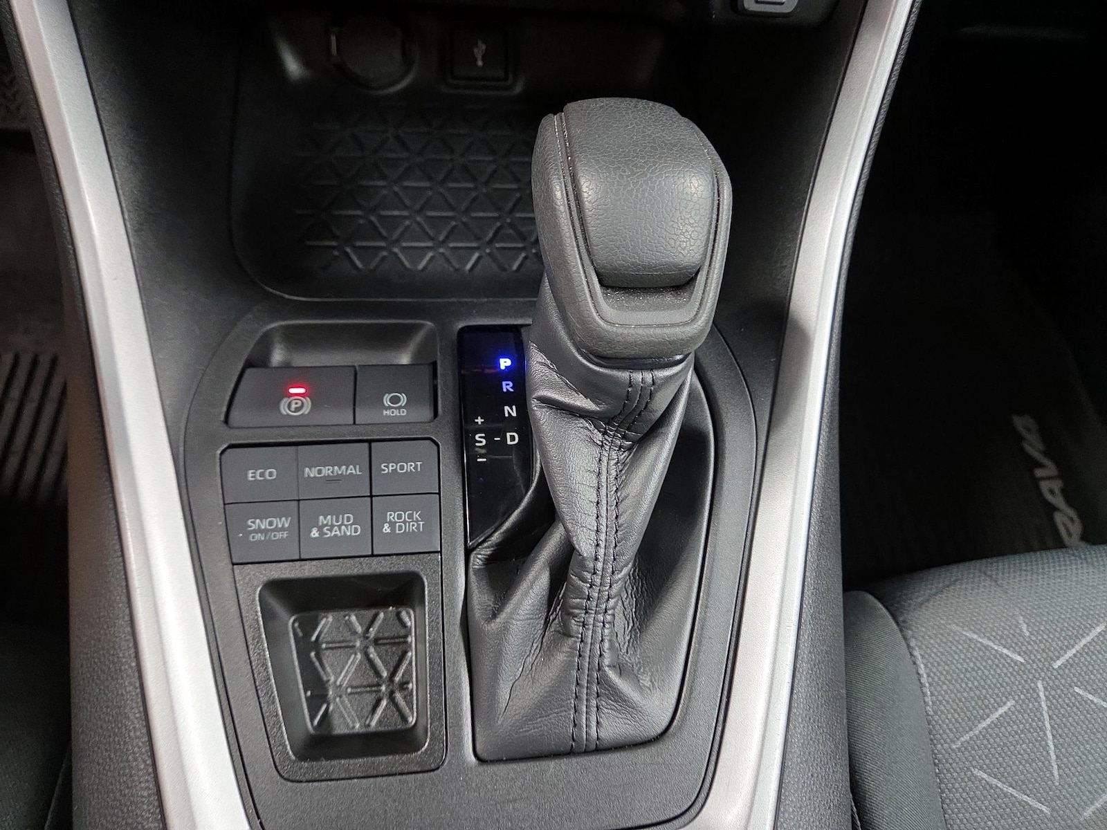 2020 Toyota RAV4 XLE - Photo 18