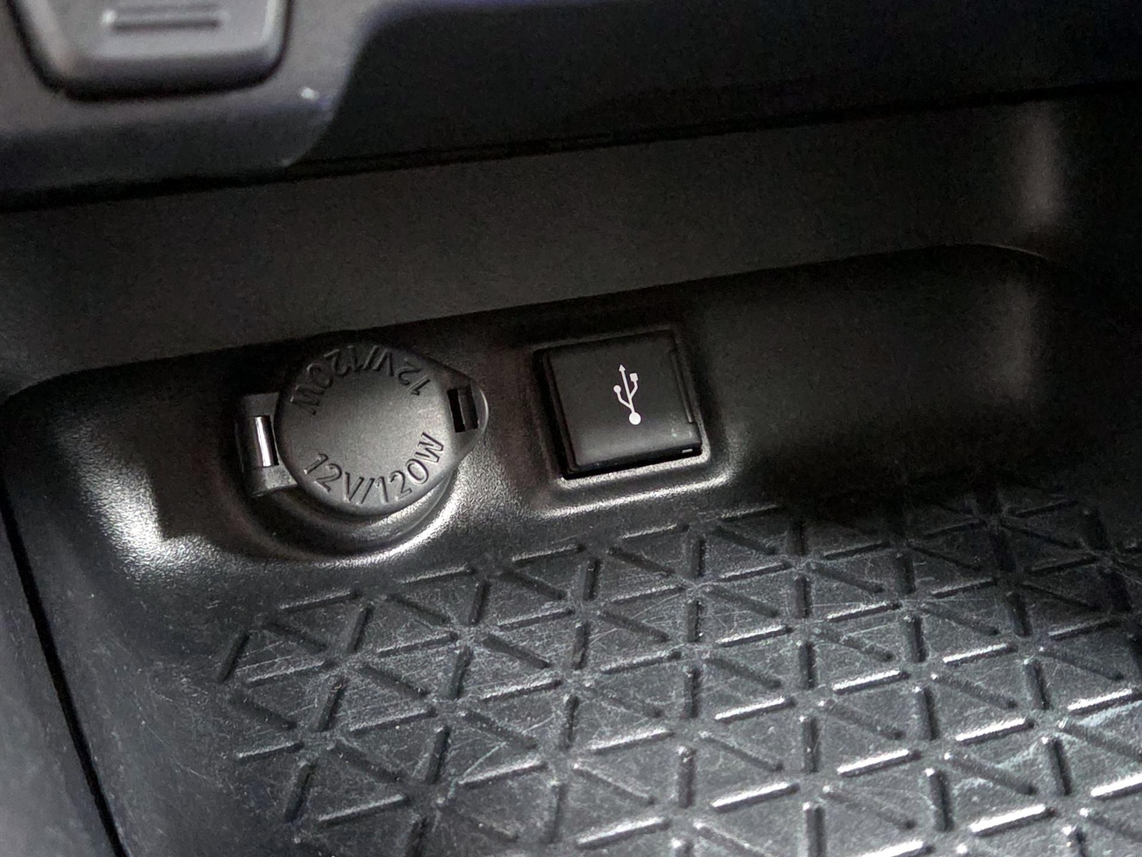 2020 Toyota RAV4 XLE - Photo 19
