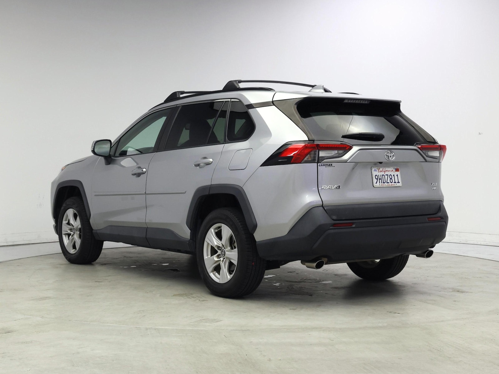 2020 Toyota RAV4 XLE - Photo 3