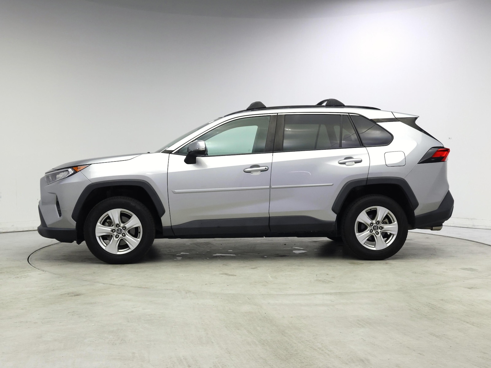 2020 Toyota RAV4 XLE - Photo 4