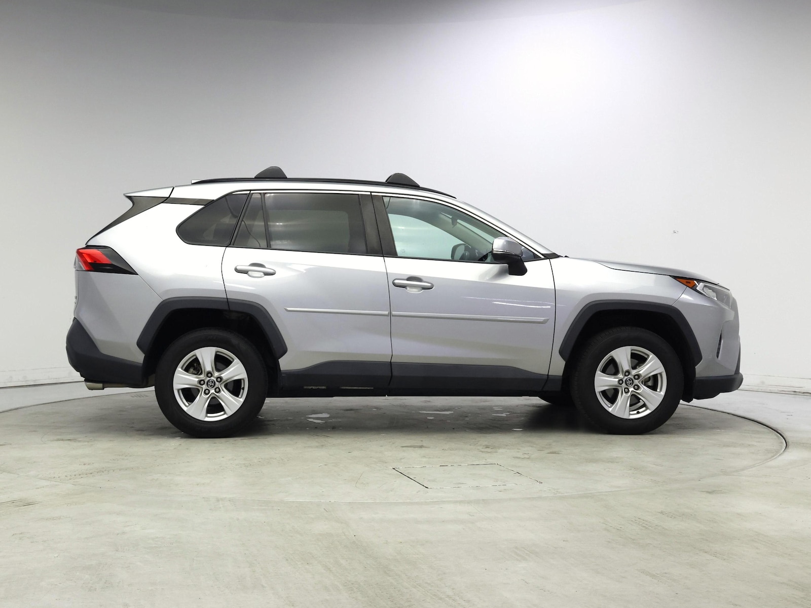 2020 Toyota RAV4 XLE - Photo 8