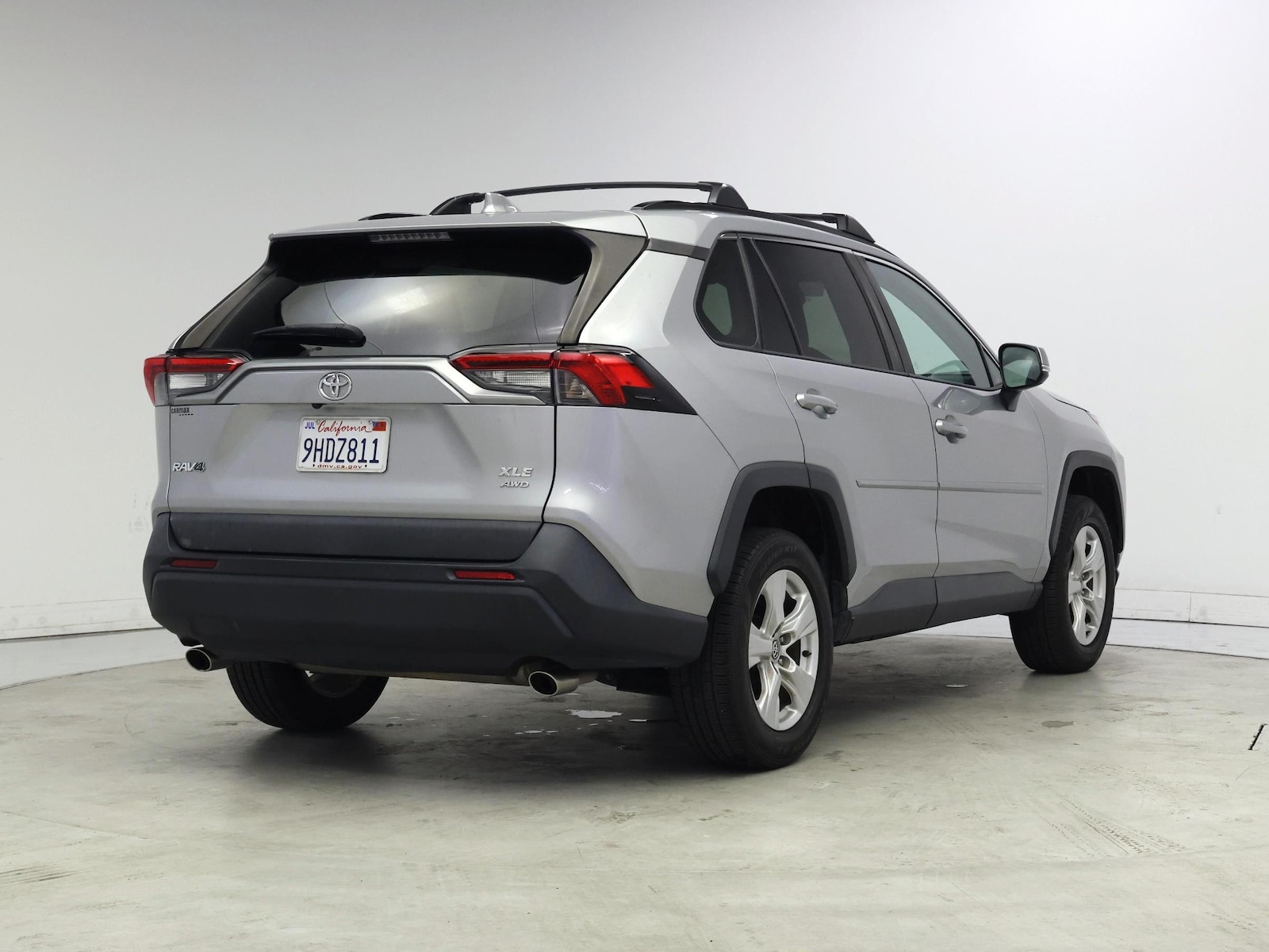 2020 Toyota RAV4 XLE - Photo 9