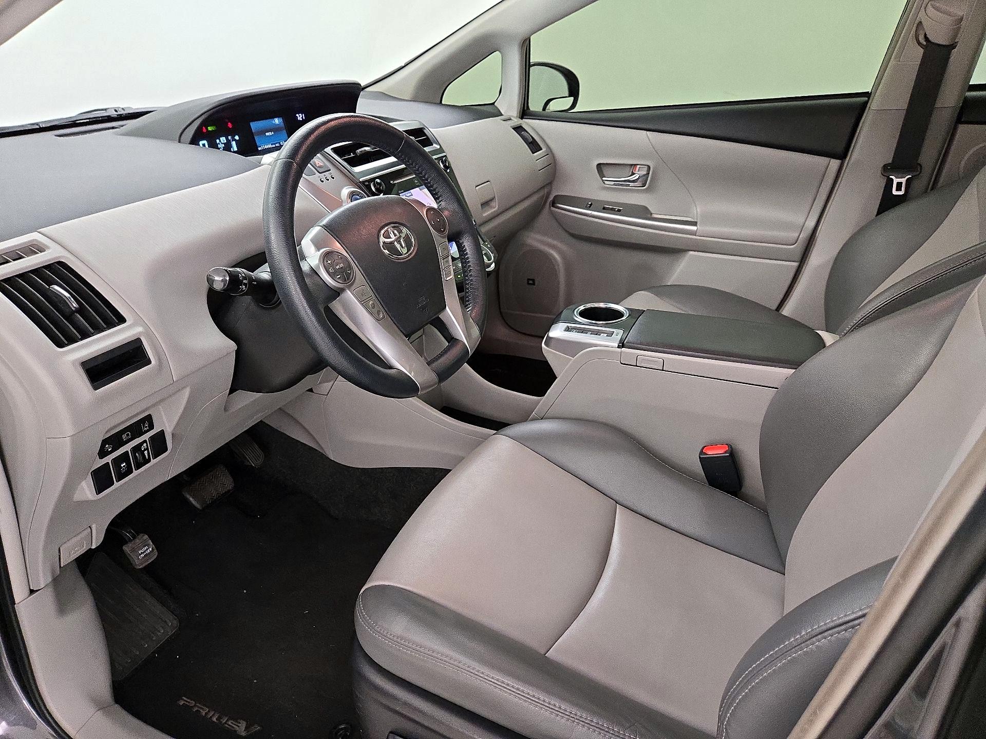 Thumbnail: 2017 Toyota Prius v - 11