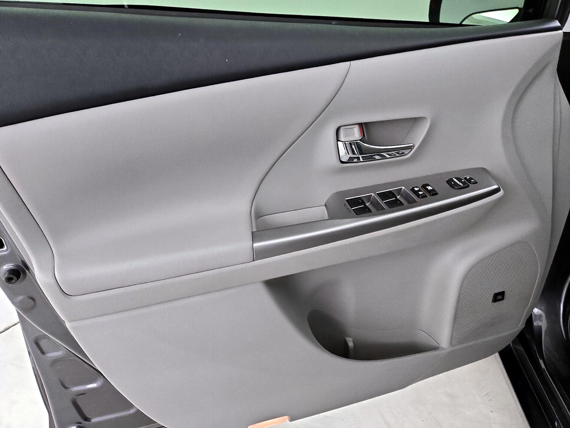 Thumbnail: 2017 Toyota Prius v - 12