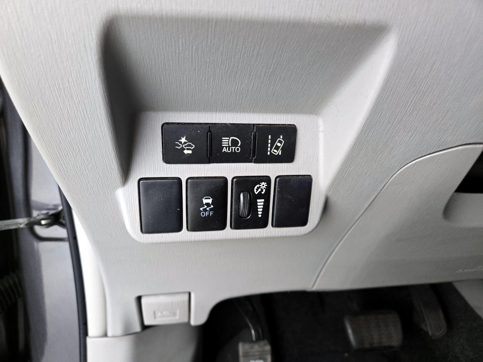 Thumbnail: 2017 Toyota Prius v - 13